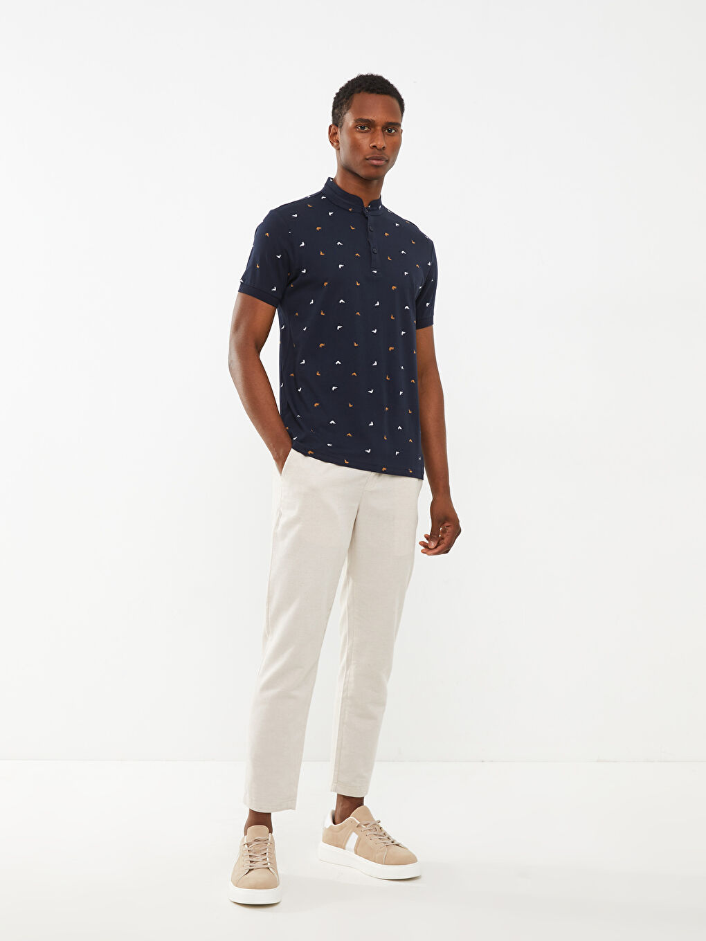 Футболка с воротником-стойка, коротким рукавом и узором для мужчин