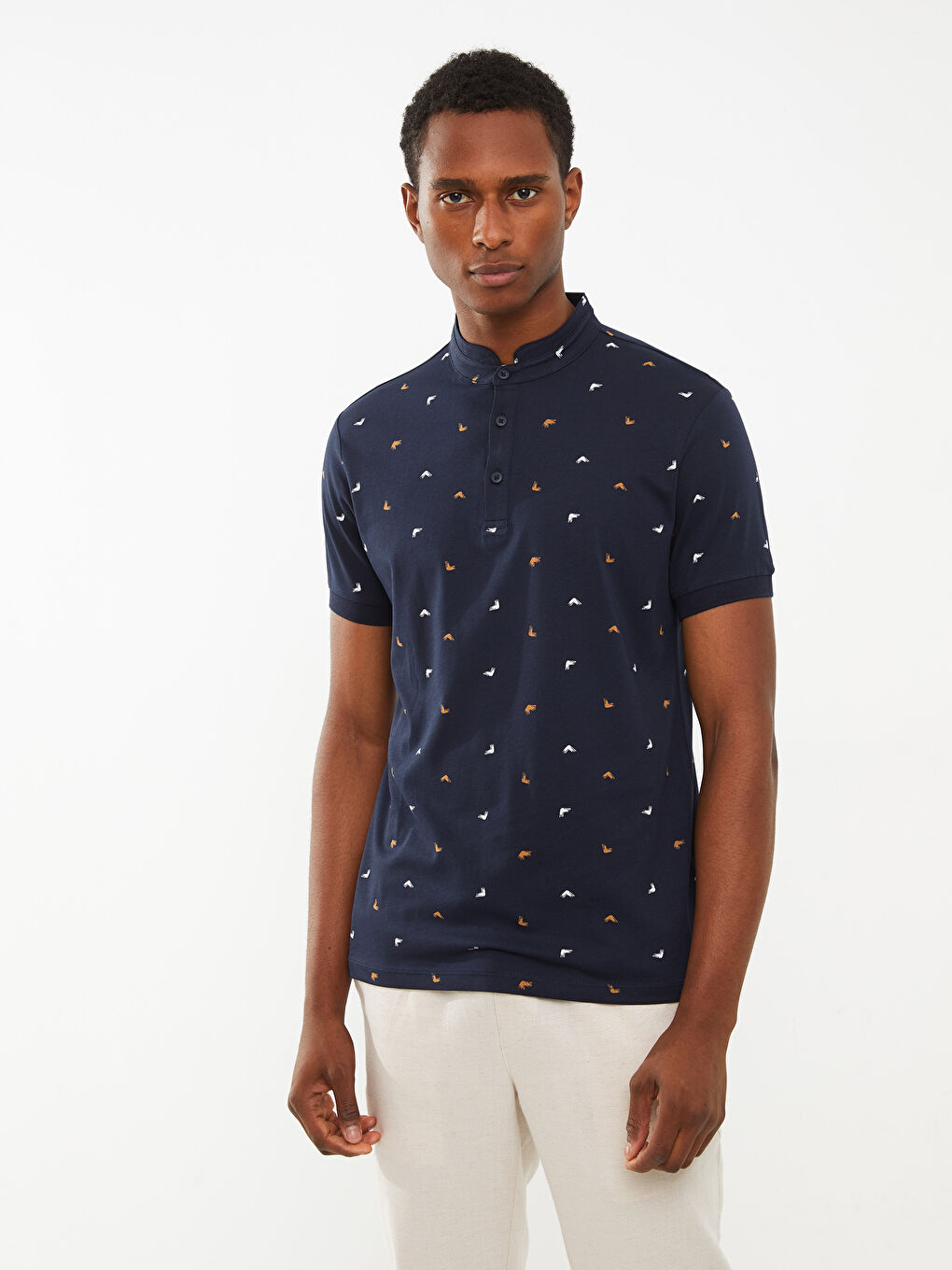 Футболка с воротником-стойка, коротким рукавом и узором для мужчин-1