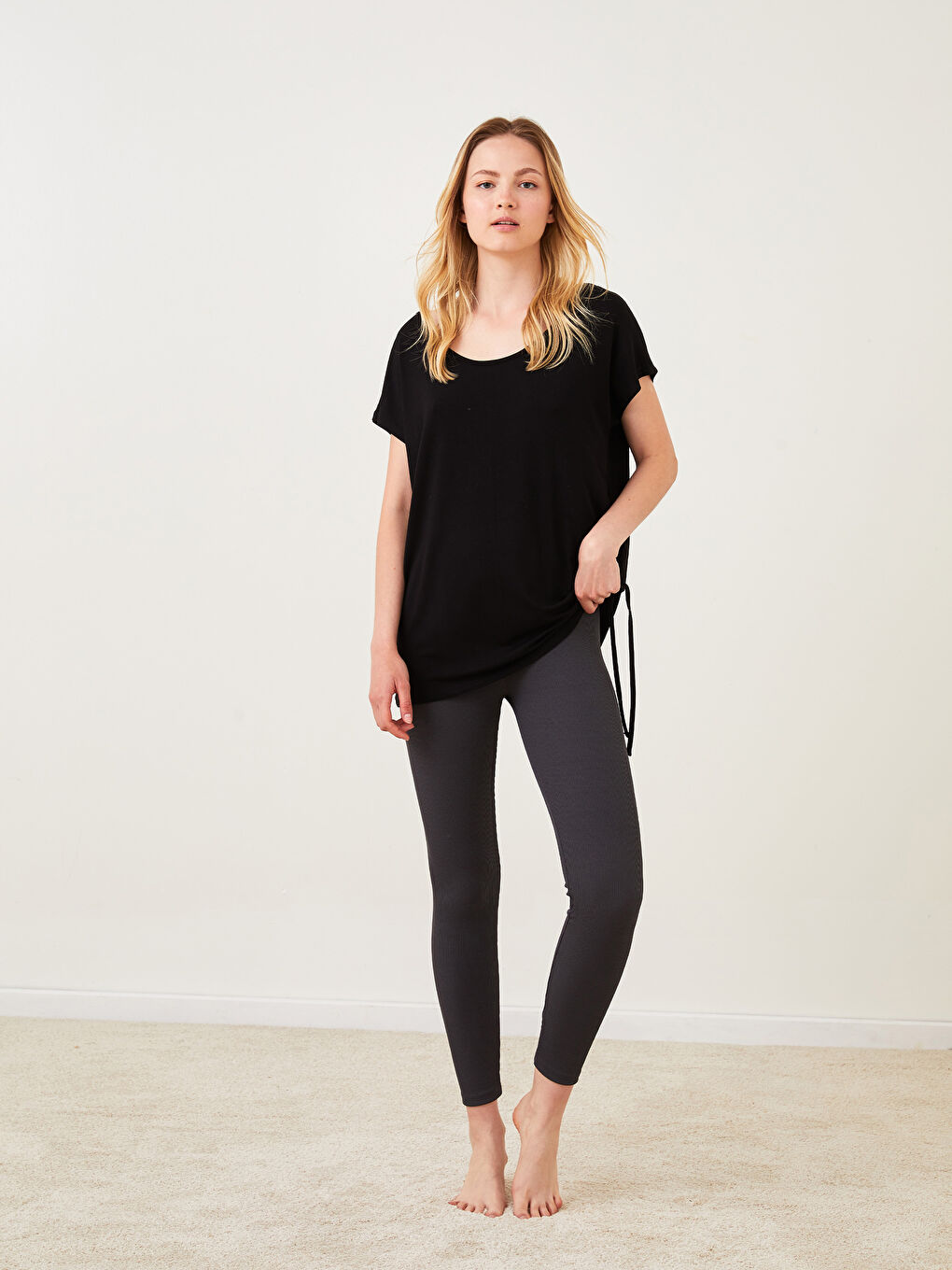 Siyah U Yaka Düz Kısa Kollu Kadın Pijama Üst