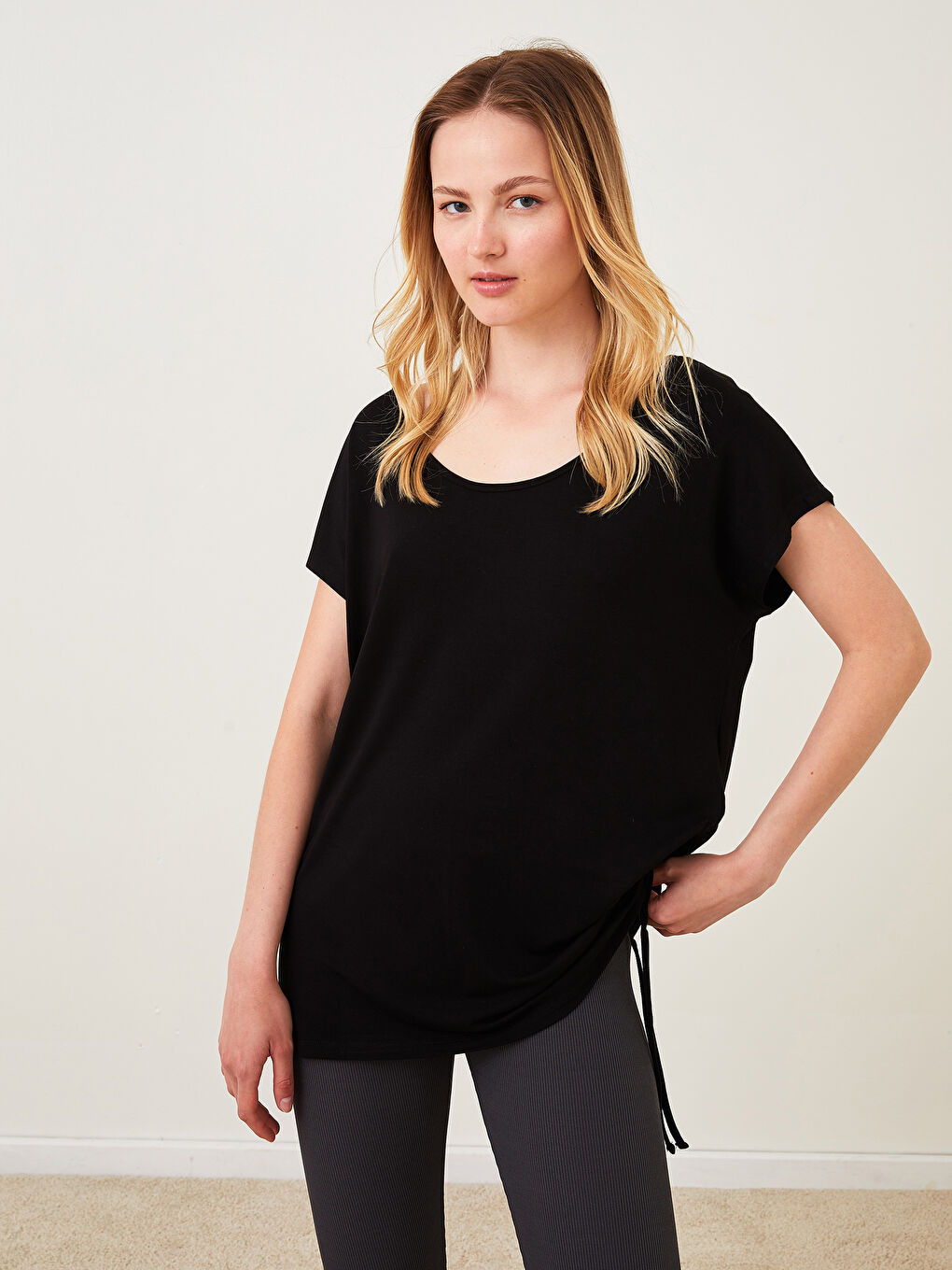 Siyah U Yaka Düz Kısa Kollu Kadın Pijama Üst-1