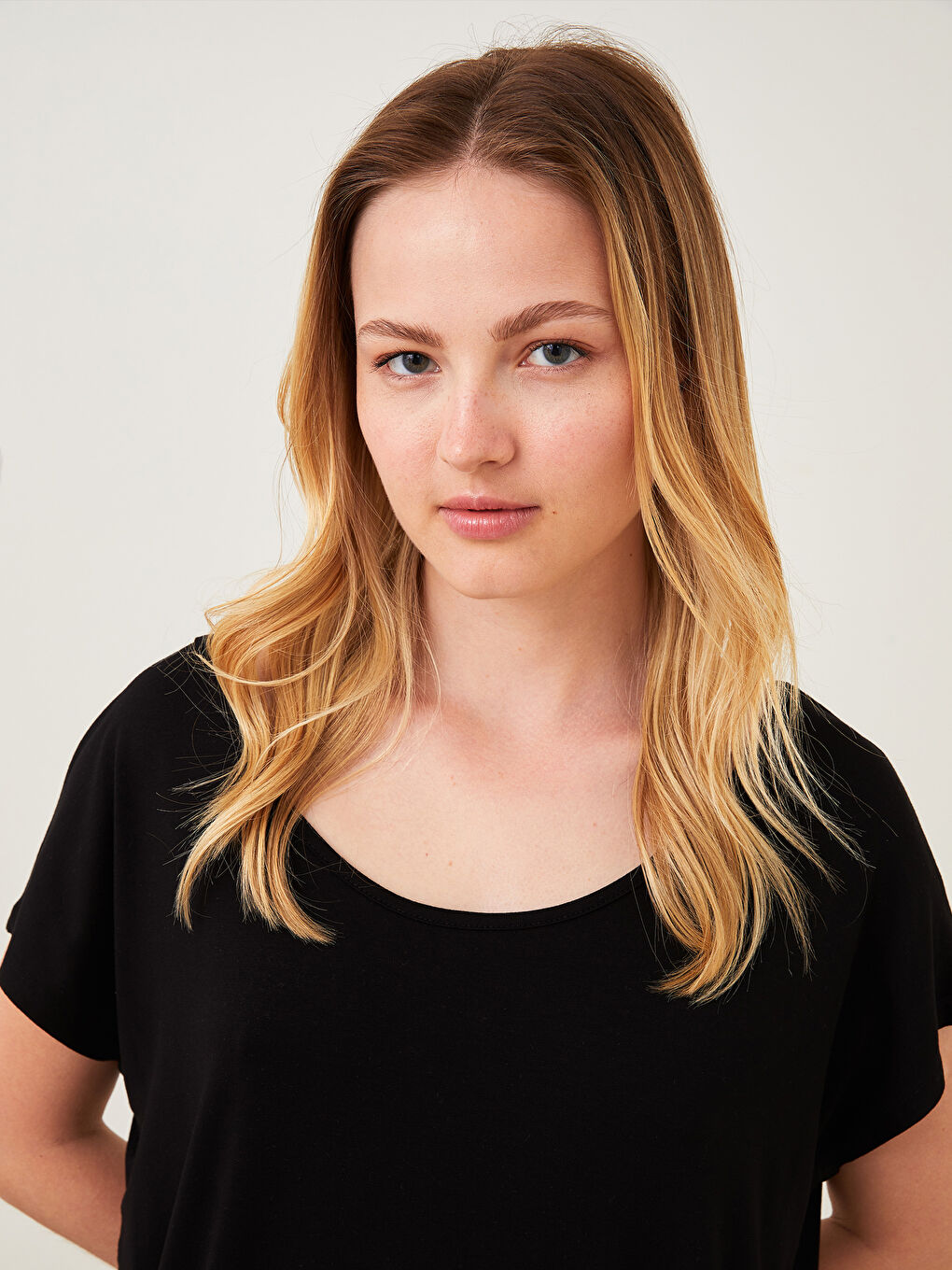 Siyah U Yaka Düz Kısa Kollu Kadın Pijama Üst-2