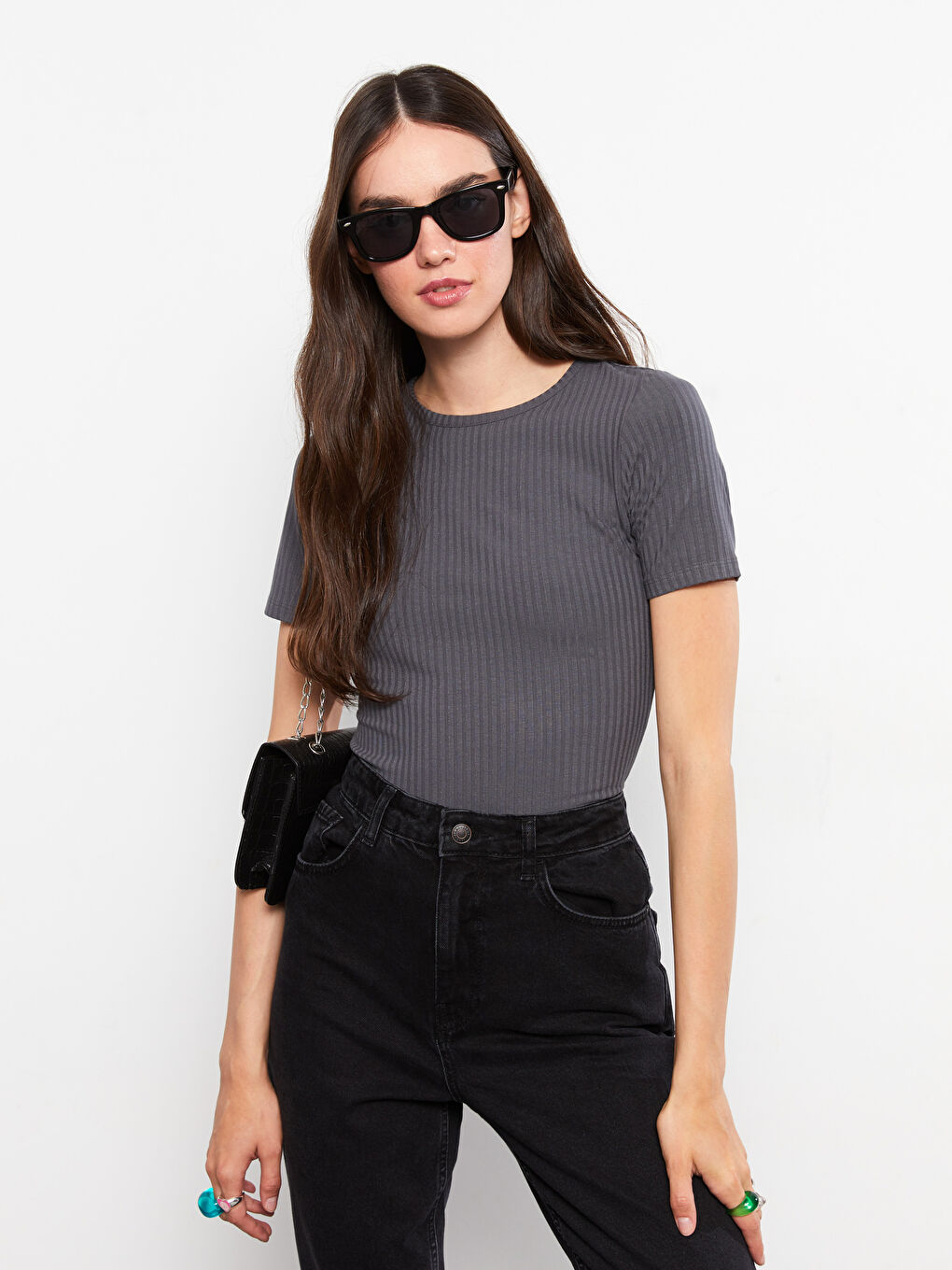 تي شيرت سادة بياقة دائرية بأكمام قصيرة للسيدات