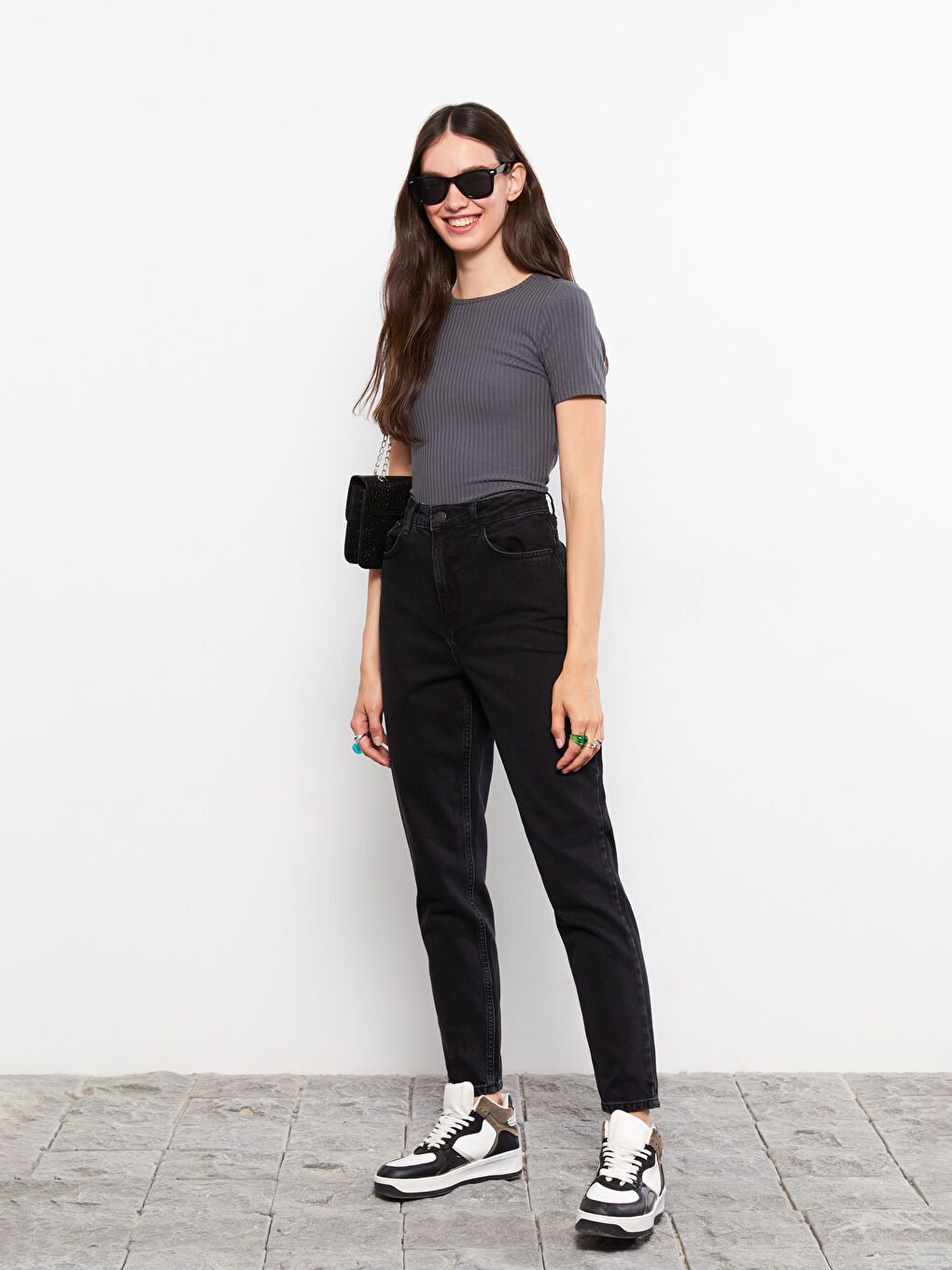 تي شيرت سادة بياقة دائرية بأكمام قصيرة للسيدات-1