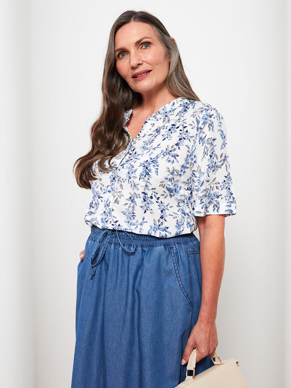 Ekru Kaçık Yaka Desenli Kısa Kollu Viskon Kadın Bluz