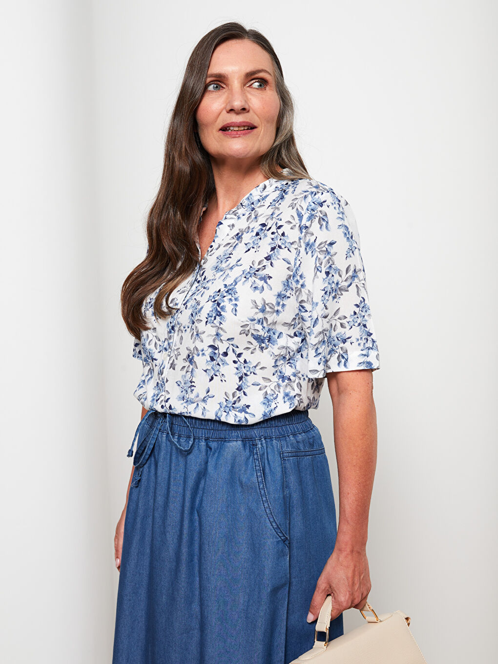 Ekru Kaçık Yaka Desenli Kısa Kollu Viskon Kadın Bluz-1