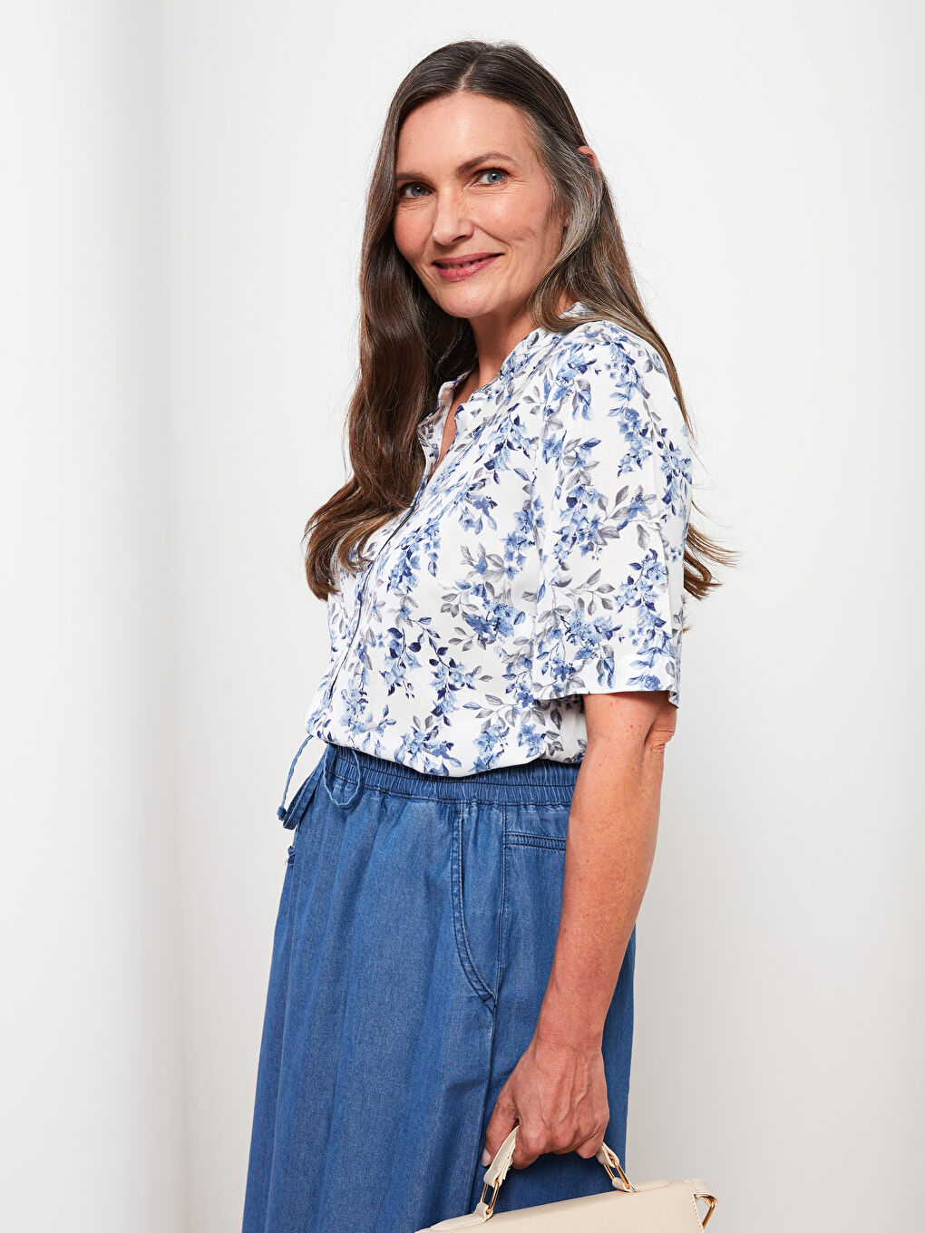 Ekru Kaçık Yaka Desenli Kısa Kollu Viskon Kadın Bluz-3