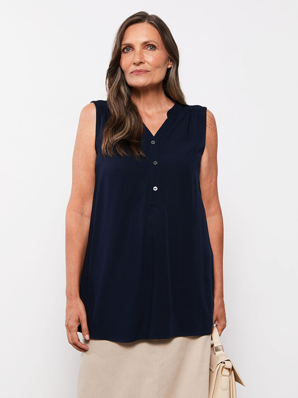 Lacivert Kaçık Yaka Düz Kolsuz Viskon Kadın Bluz