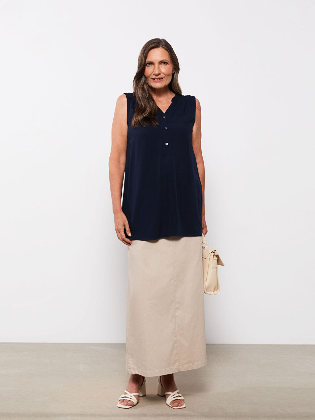 Lacivert Kaçık Yaka Düz Kolsuz Viskon Kadın Bluz-1