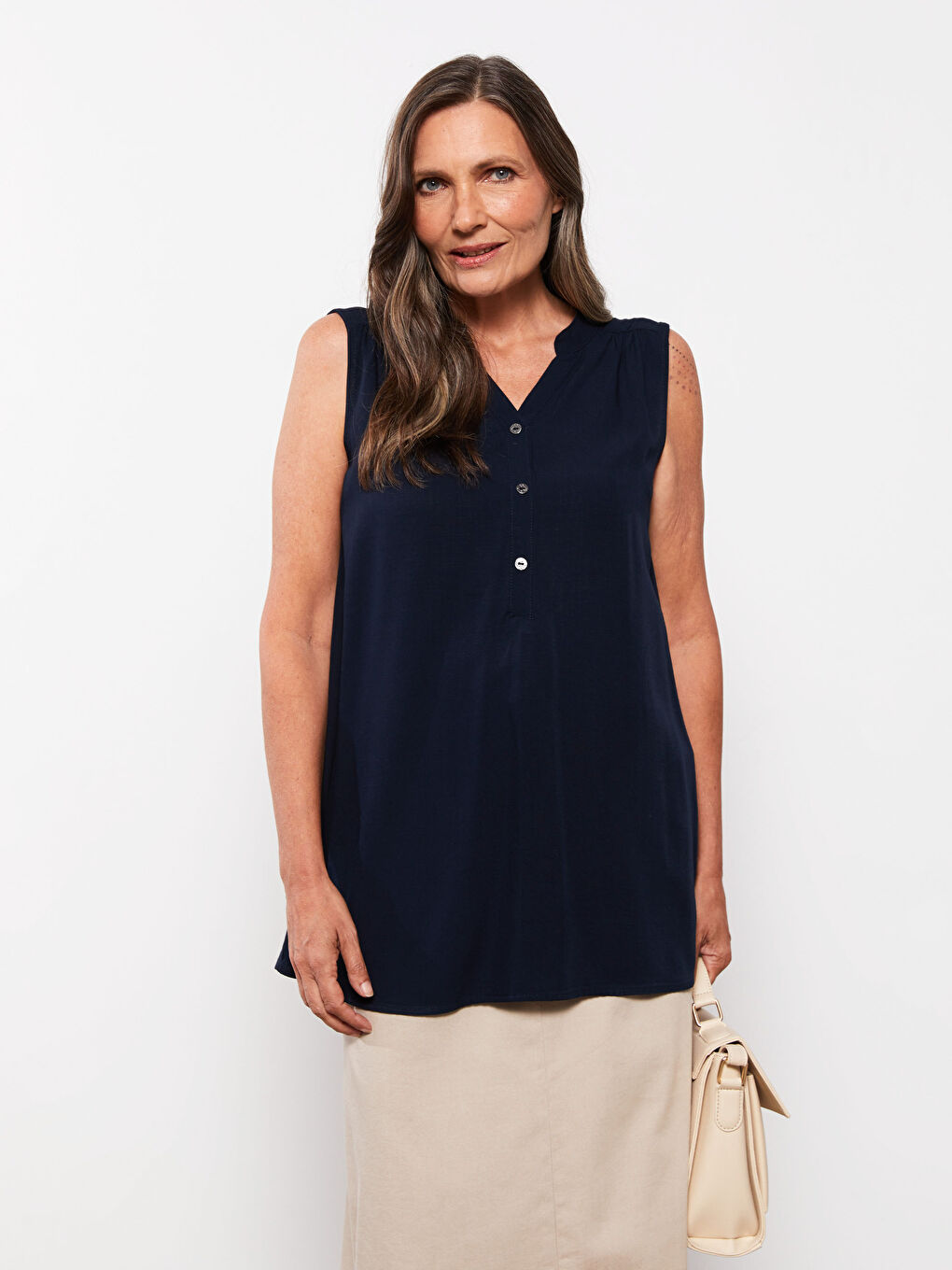 Lacivert Kaçık Yaka Düz Kolsuz Viskon Kadın Bluz-2