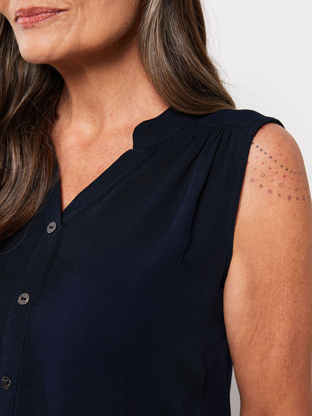 Lacivert Kaçık Yaka Düz Kolsuz Viskon Kadın Bluz-3