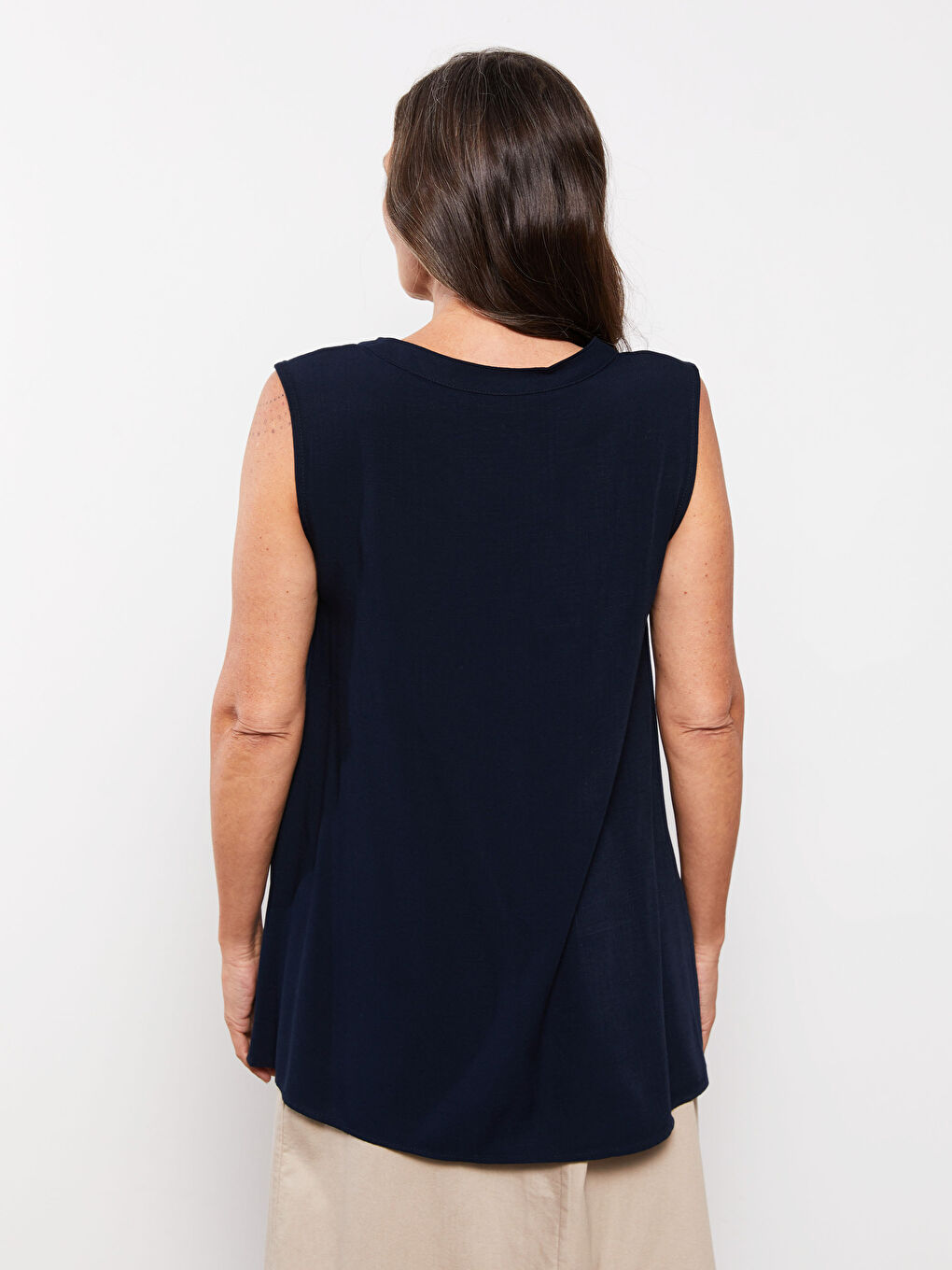 Lacivert Kaçık Yaka Düz Kolsuz Viskon Kadın Bluz-4