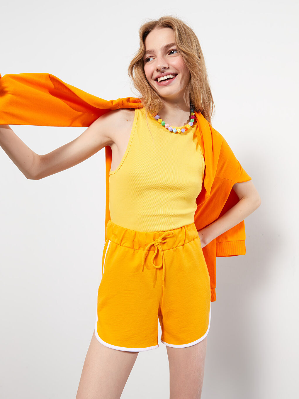 Turuncu Kadın Beli Lastikli Dar Fit Düz Şort