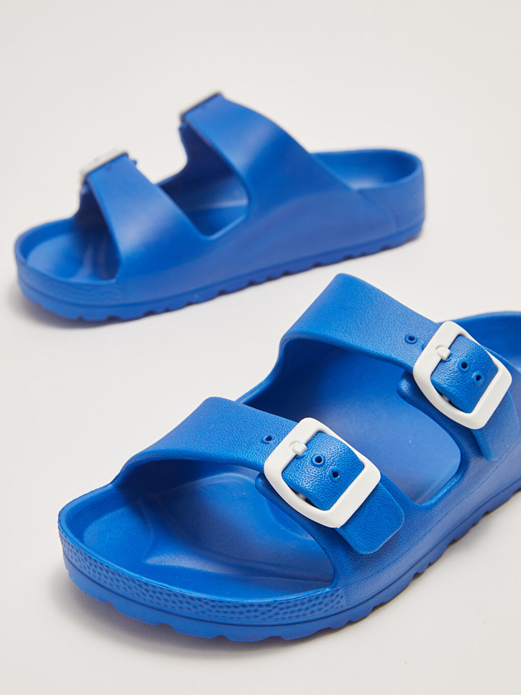 LCW STEPS Doppelriemen-Pantoletten für Jungen mit Schnalle -S2I824Z4-CRW