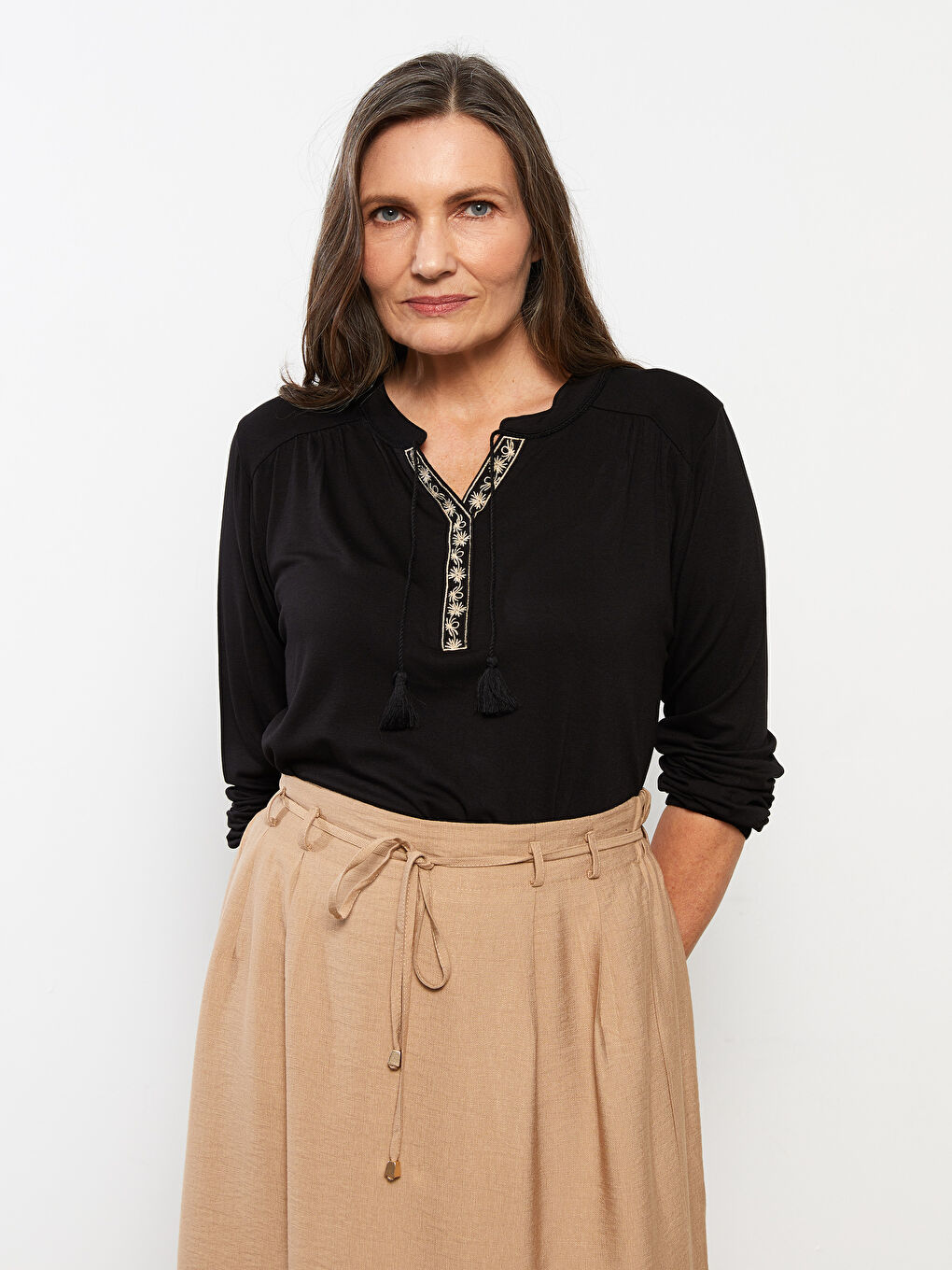 Siyah Bağlamalı Yaka Nakışlı Uzun Kollu Kadın Bluz