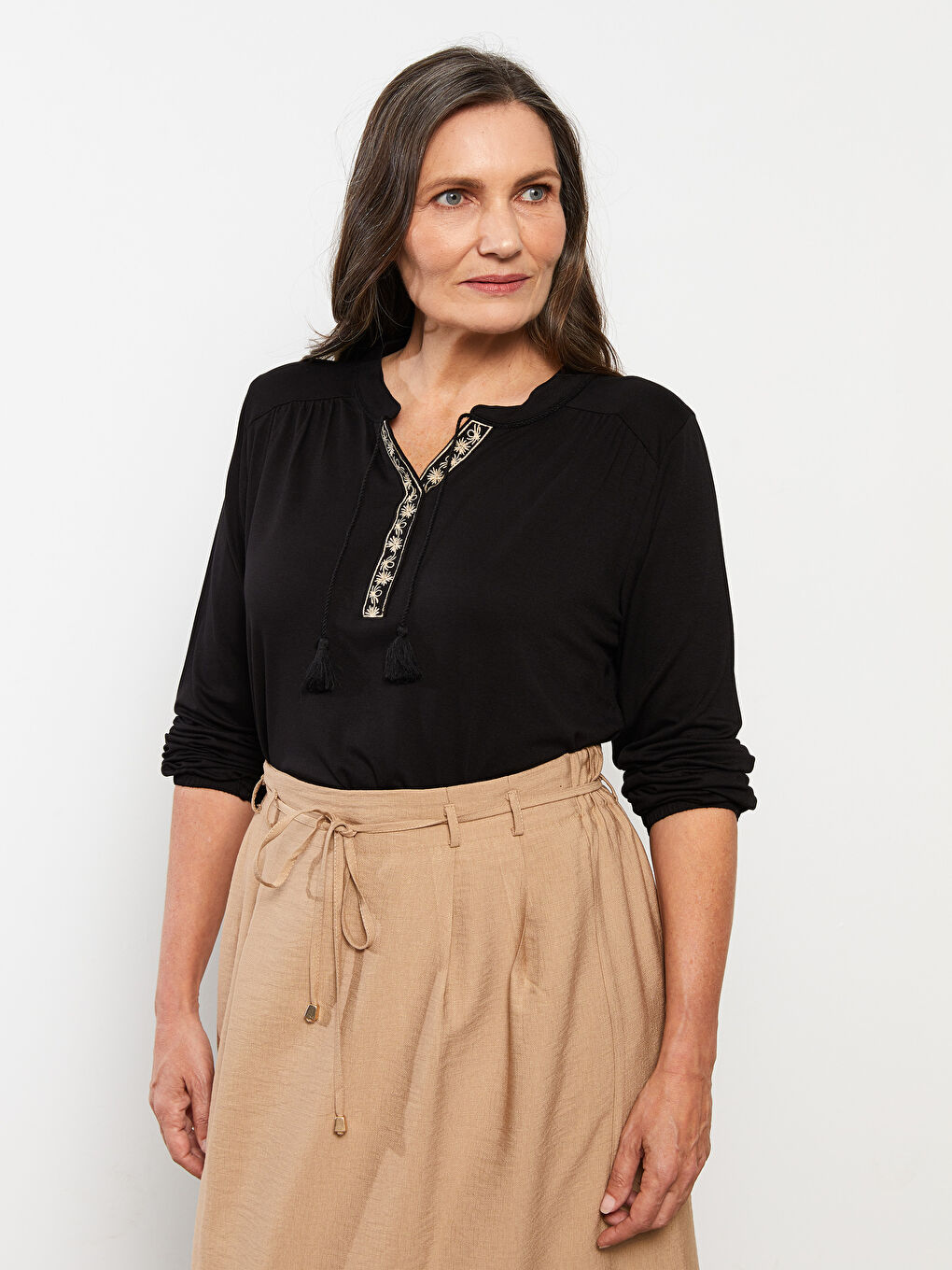 Siyah Bağlamalı Yaka Nakışlı Uzun Kollu Kadın Bluz-1