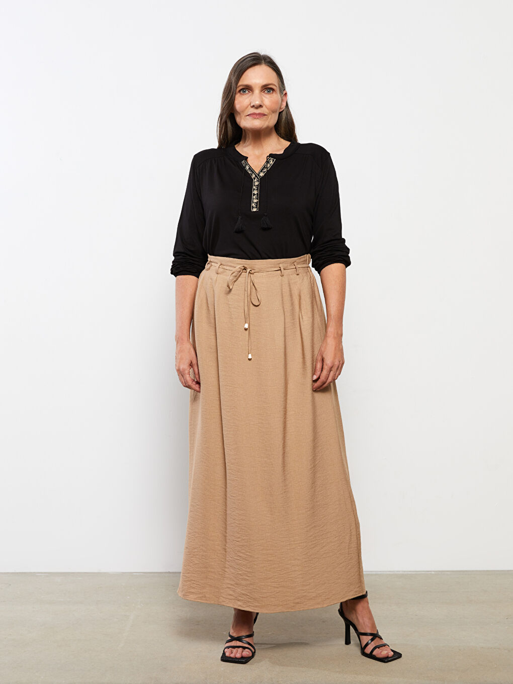 Siyah Bağlamalı Yaka Nakışlı Uzun Kollu Kadın Bluz-2