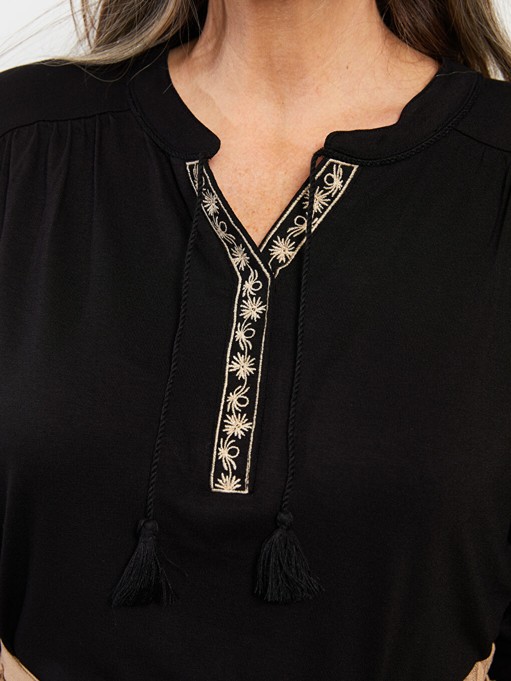 Siyah Bağlamalı Yaka Nakışlı Uzun Kollu Kadın Bluz-3