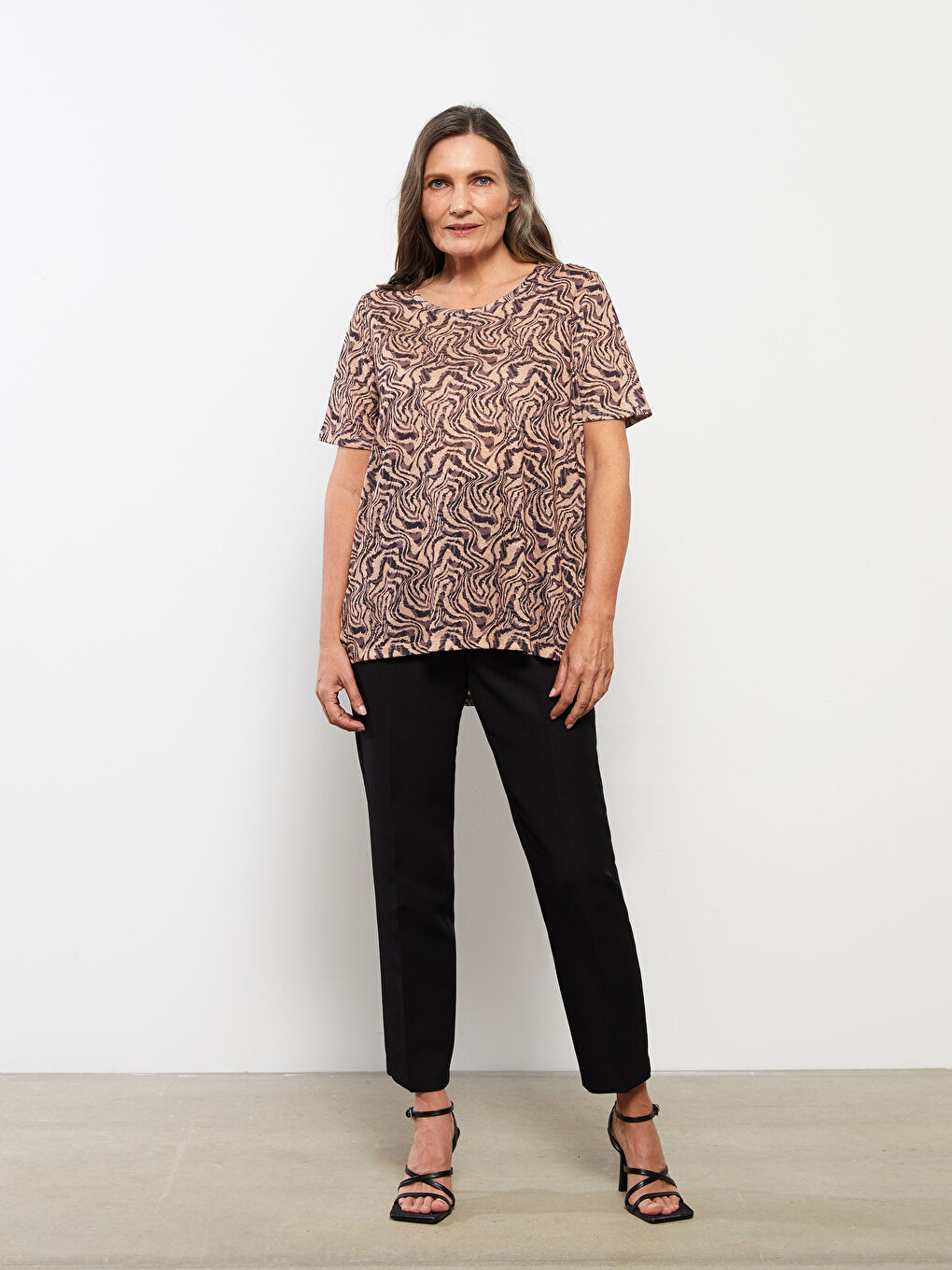 Kahverengi Bisiklet Yaka Desenli Kısa Kollu Kadın Tişört