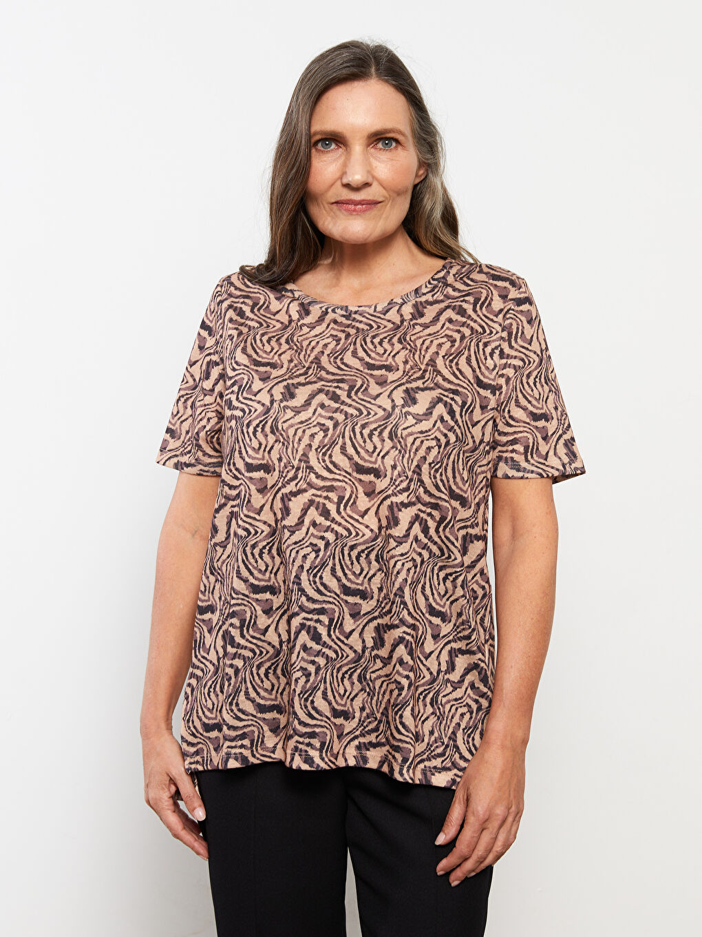 Kahverengi Bisiklet Yaka Desenli Kısa Kollu Kadın Tişört-1