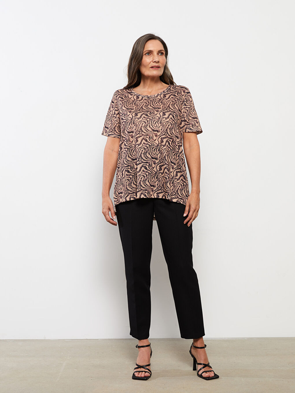 Kahverengi Bisiklet Yaka Desenli Kısa Kollu Kadın Tişört-2