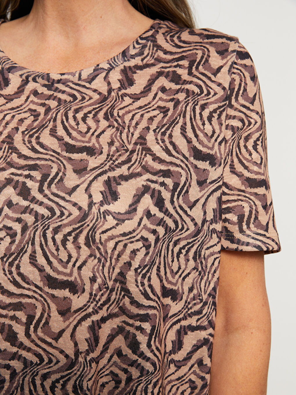Kahverengi Bisiklet Yaka Desenli Kısa Kollu Kadın Tişört-3