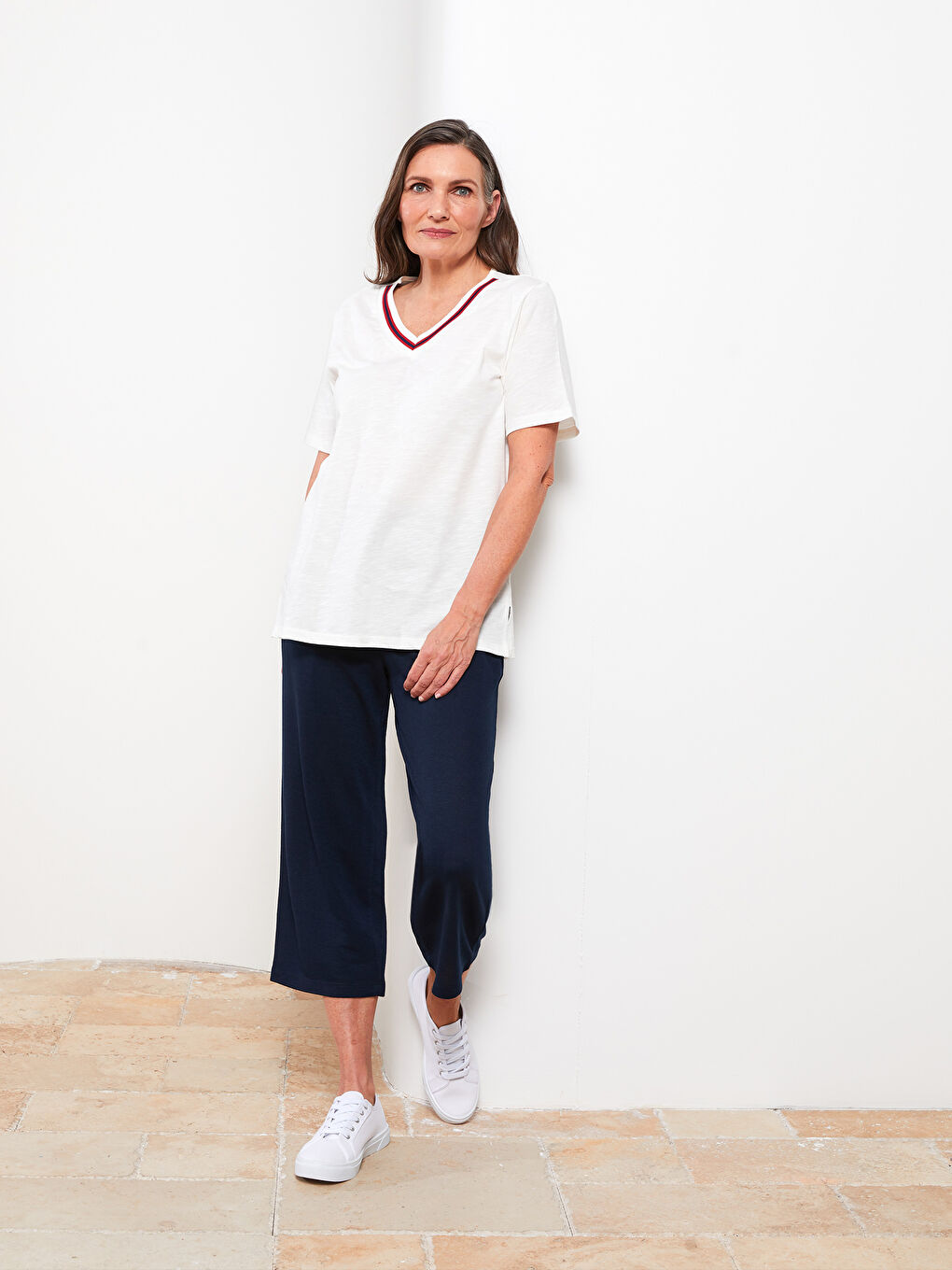 Beyaz V Yaka Düz Kısa Kollu Pamuklu Kadın Tişört-1