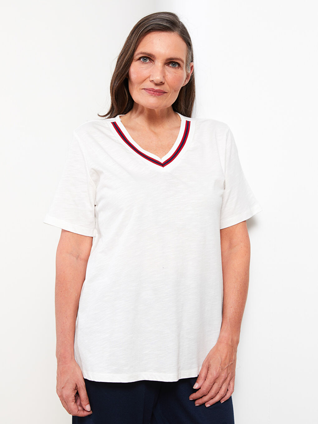 Beyaz V Yaka Düz Kısa Kollu Pamuklu Kadın Tişört-2