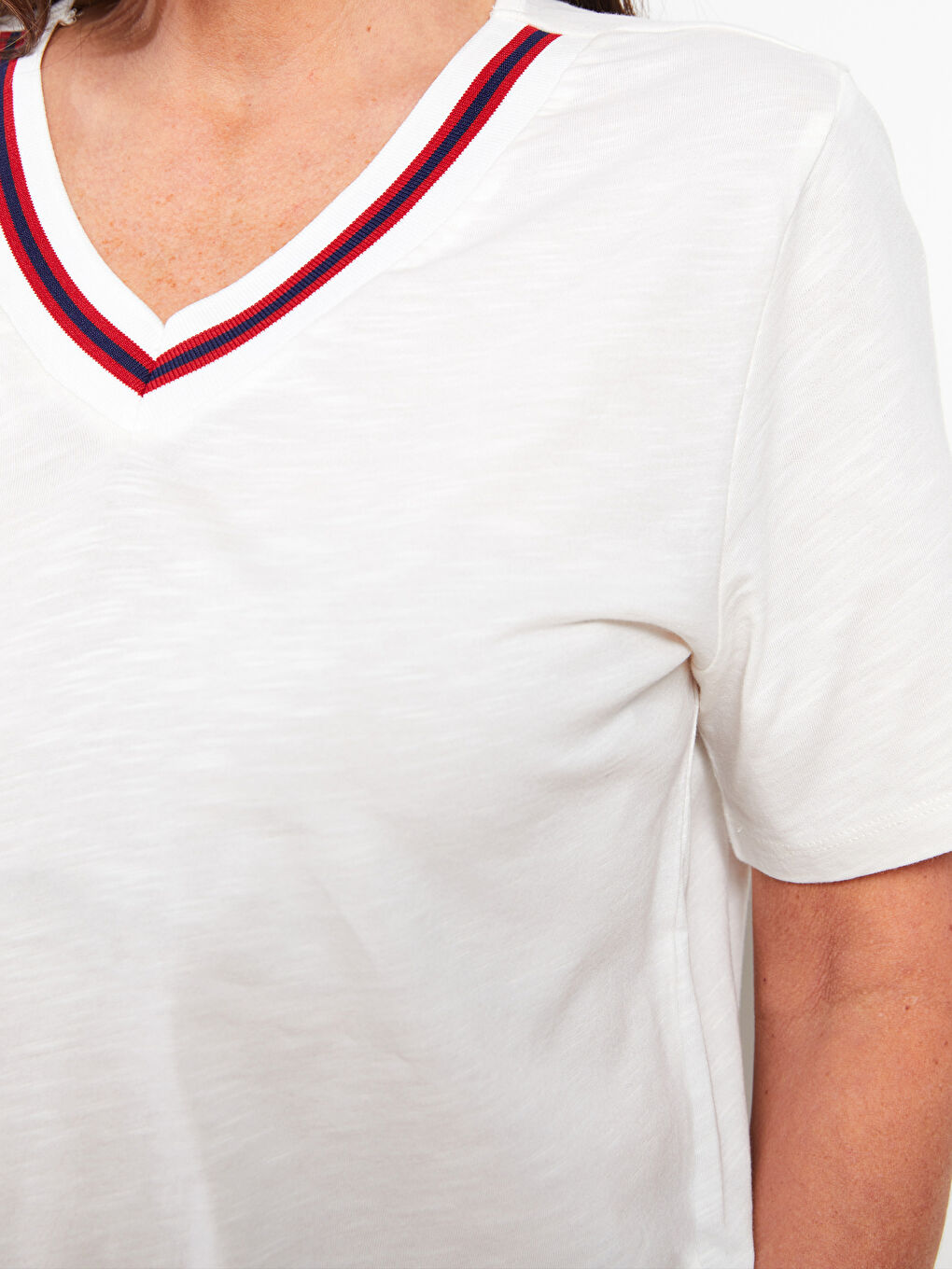 Beyaz V Yaka Düz Kısa Kollu Pamuklu Kadın Tişört-3