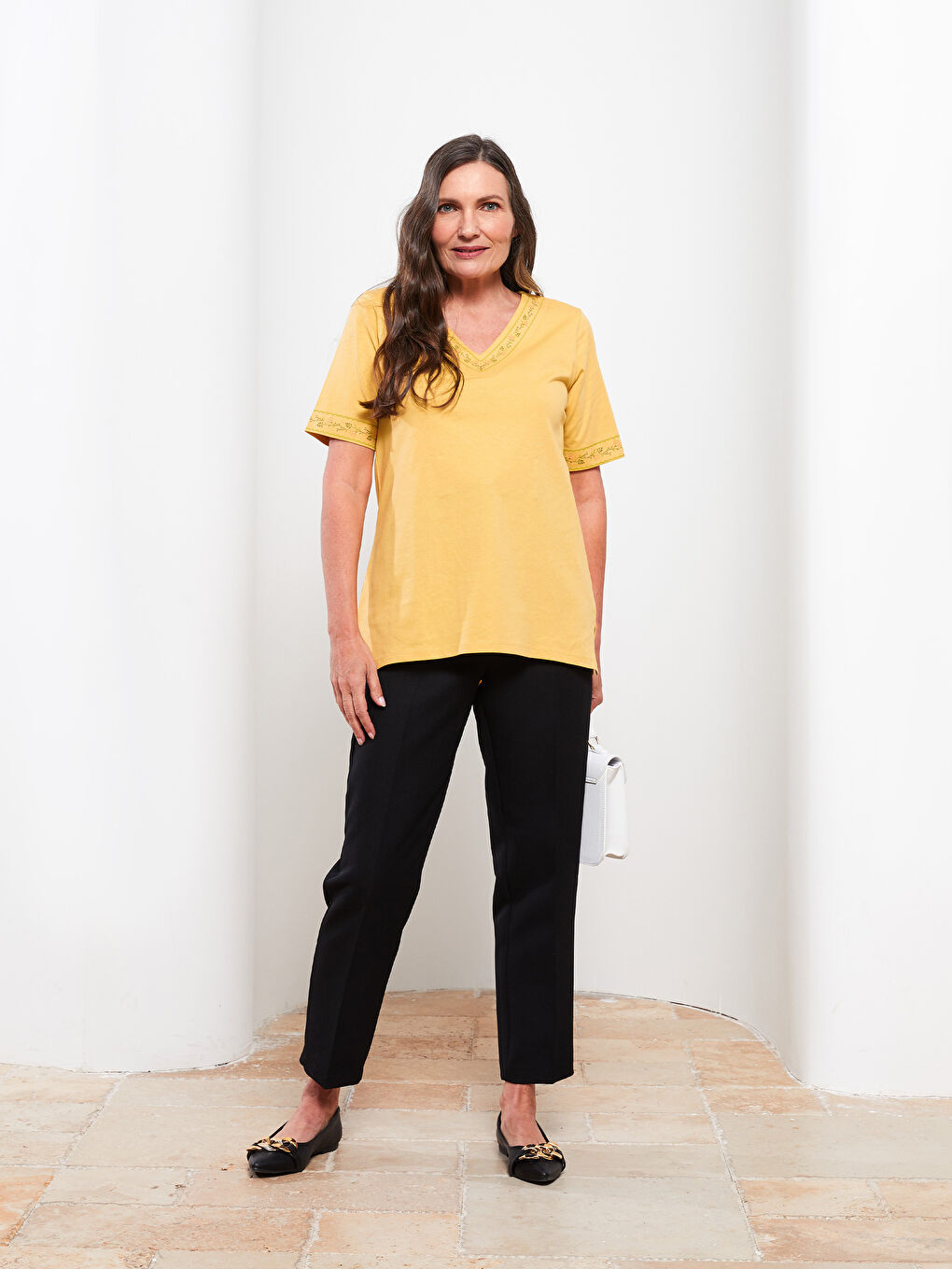 V-образно деколте Бродирана Къс ръкав Памучна Тениска за жени