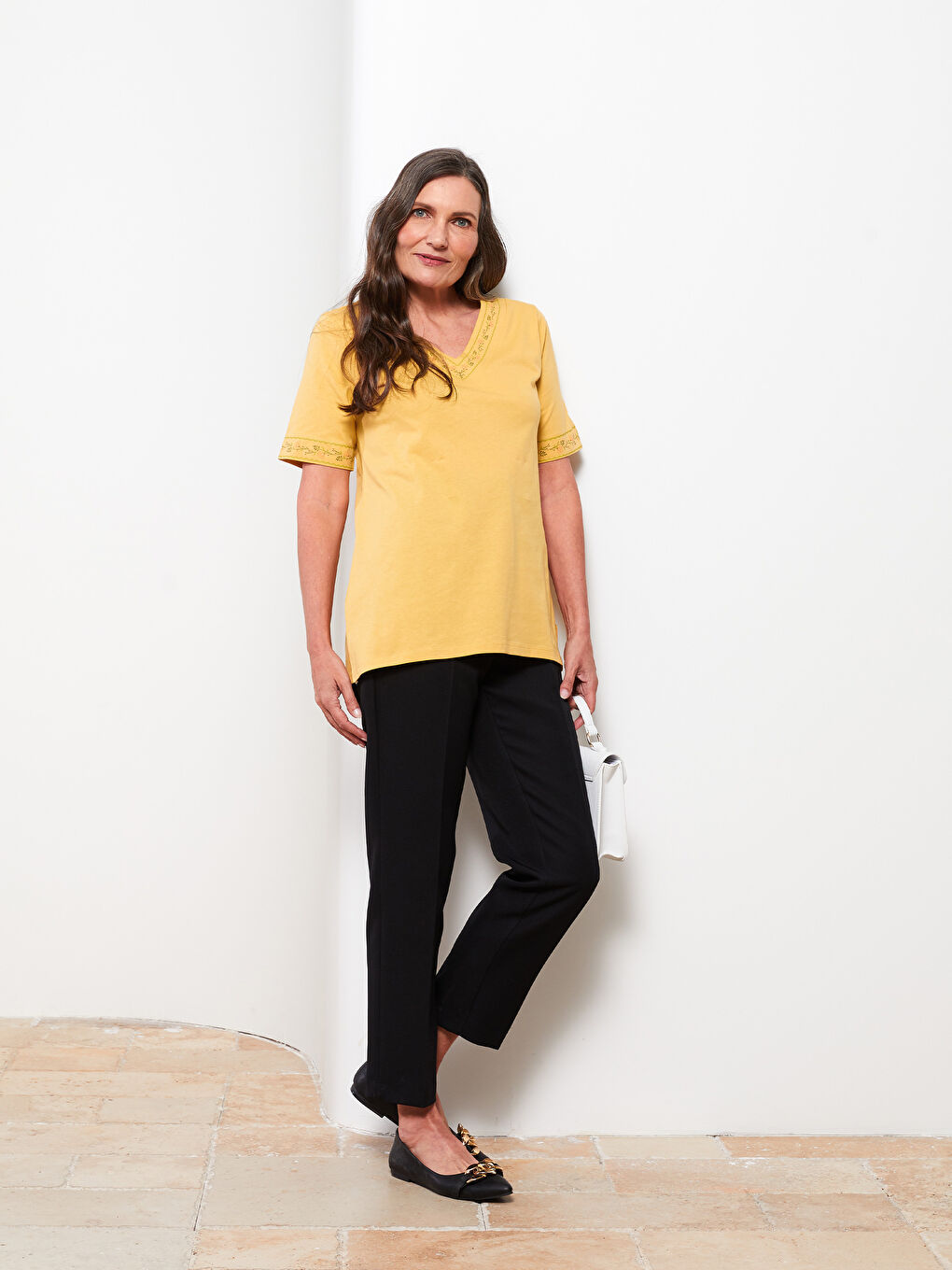 V-образно деколте Бродирана Къс ръкав Памучна Тениска за жени-1