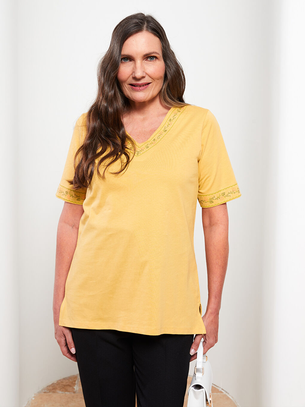 V-образно деколте Бродирана Къс ръкав Памучна Тениска за жени-2