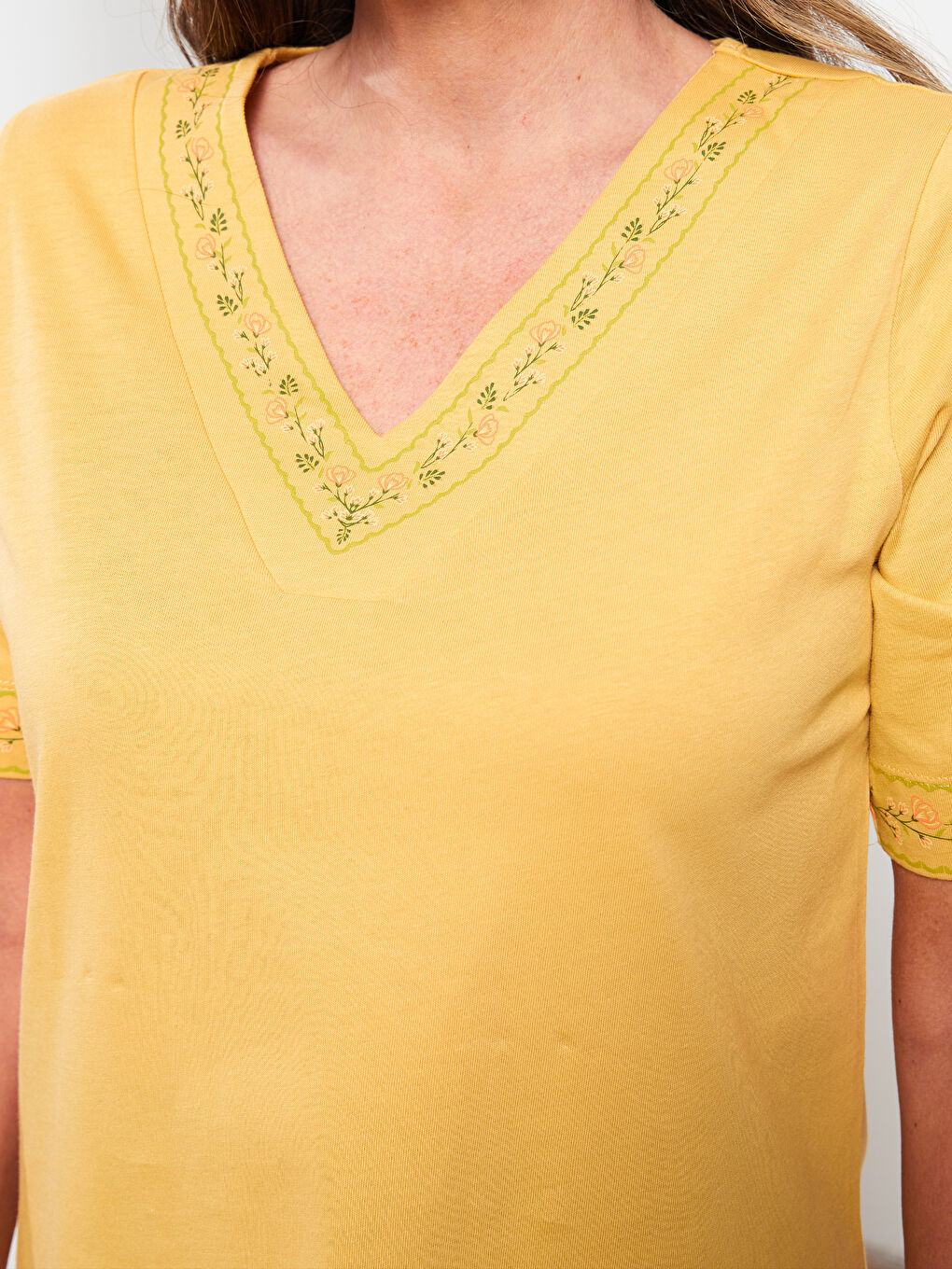 V-образно деколте Бродирана Къс ръкав Памучна Тениска за жени-3