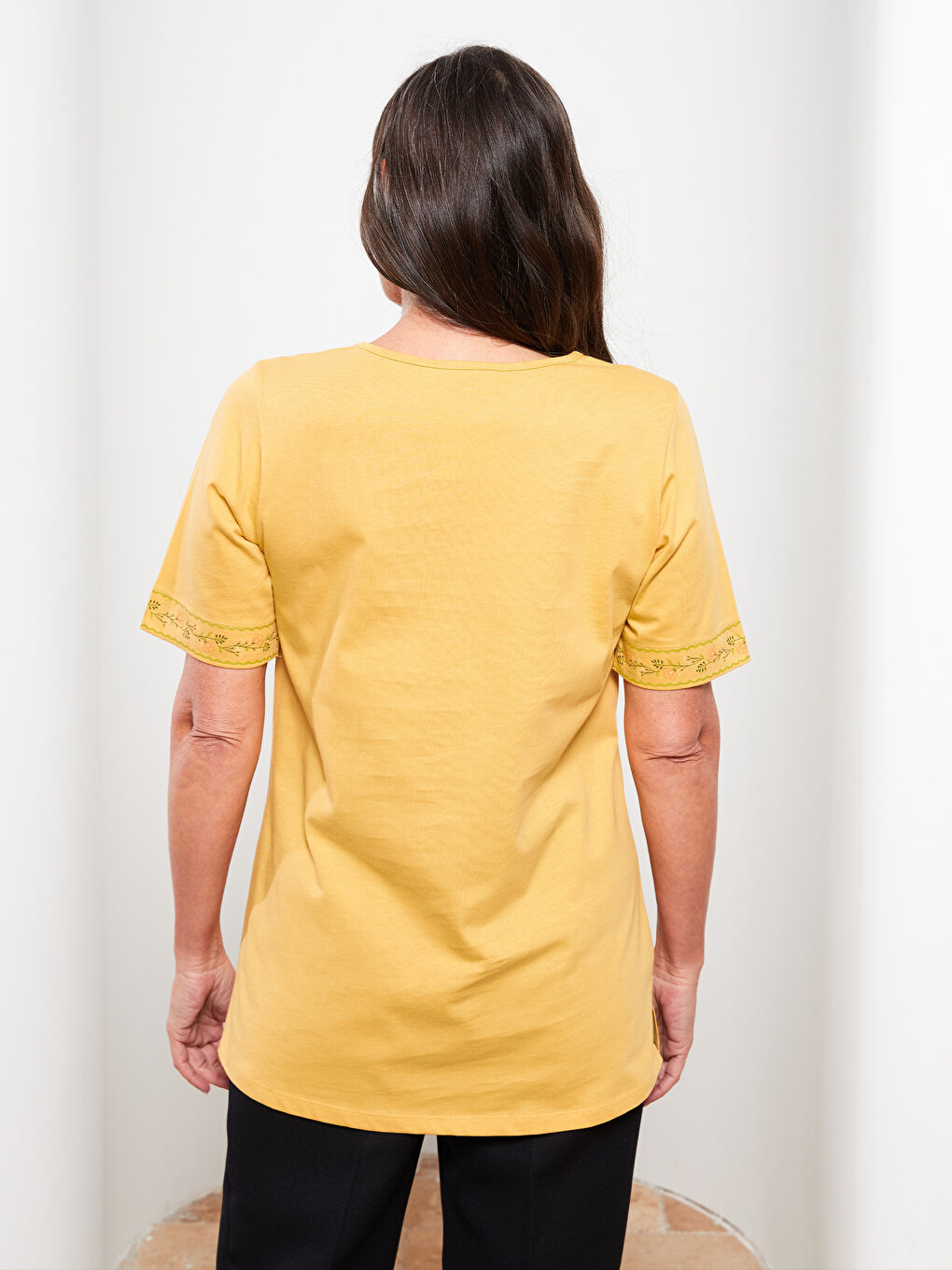 V-образно деколте Бродирана Къс ръкав Памучна Тениска за жени-4