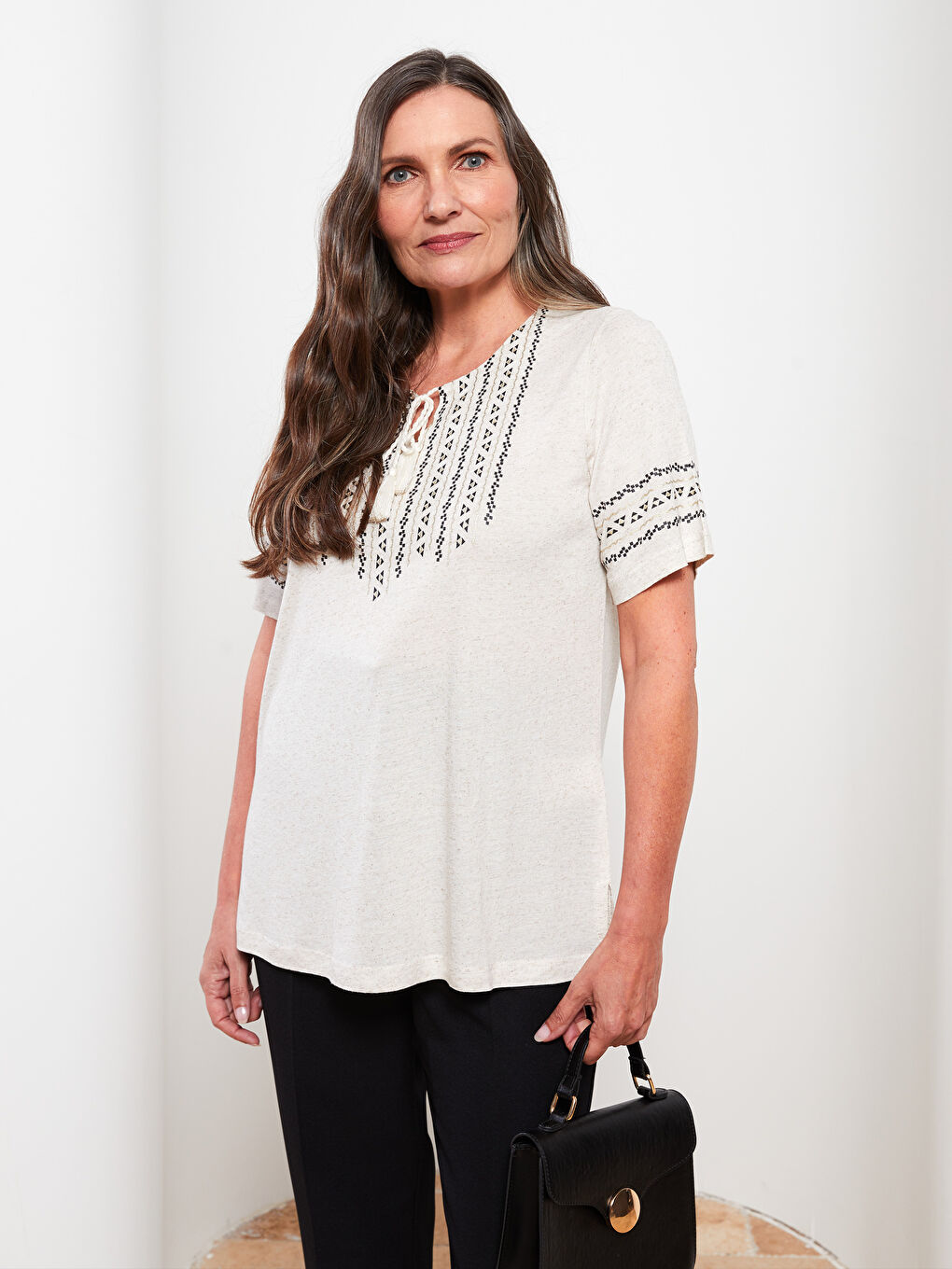 Ekru Bağlamalı Yaka Nakışlı Kısa Kollu Kadın Tişört-1