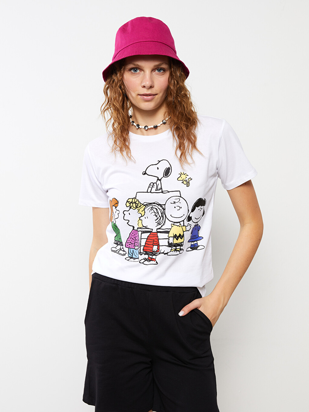 Beyaz Bisiklet Yaka Snoopy Baskılı Kısa Kollu Pamuklu Kadın Tişört