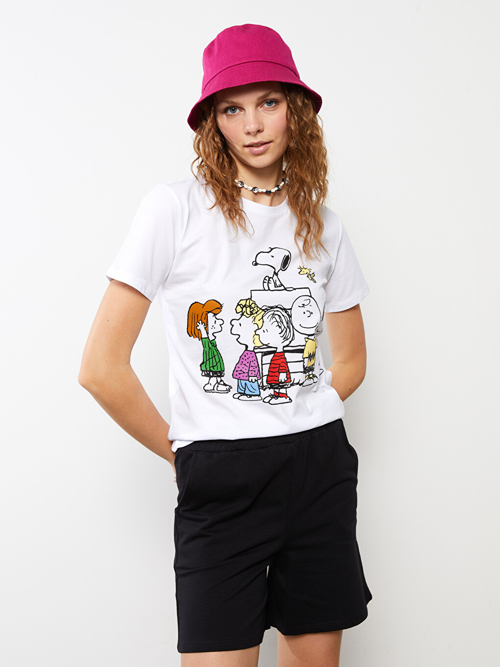 Beyaz Bisiklet Yaka Snoopy Baskılı Kısa Kollu Pamuklu Kadın Tişört-1