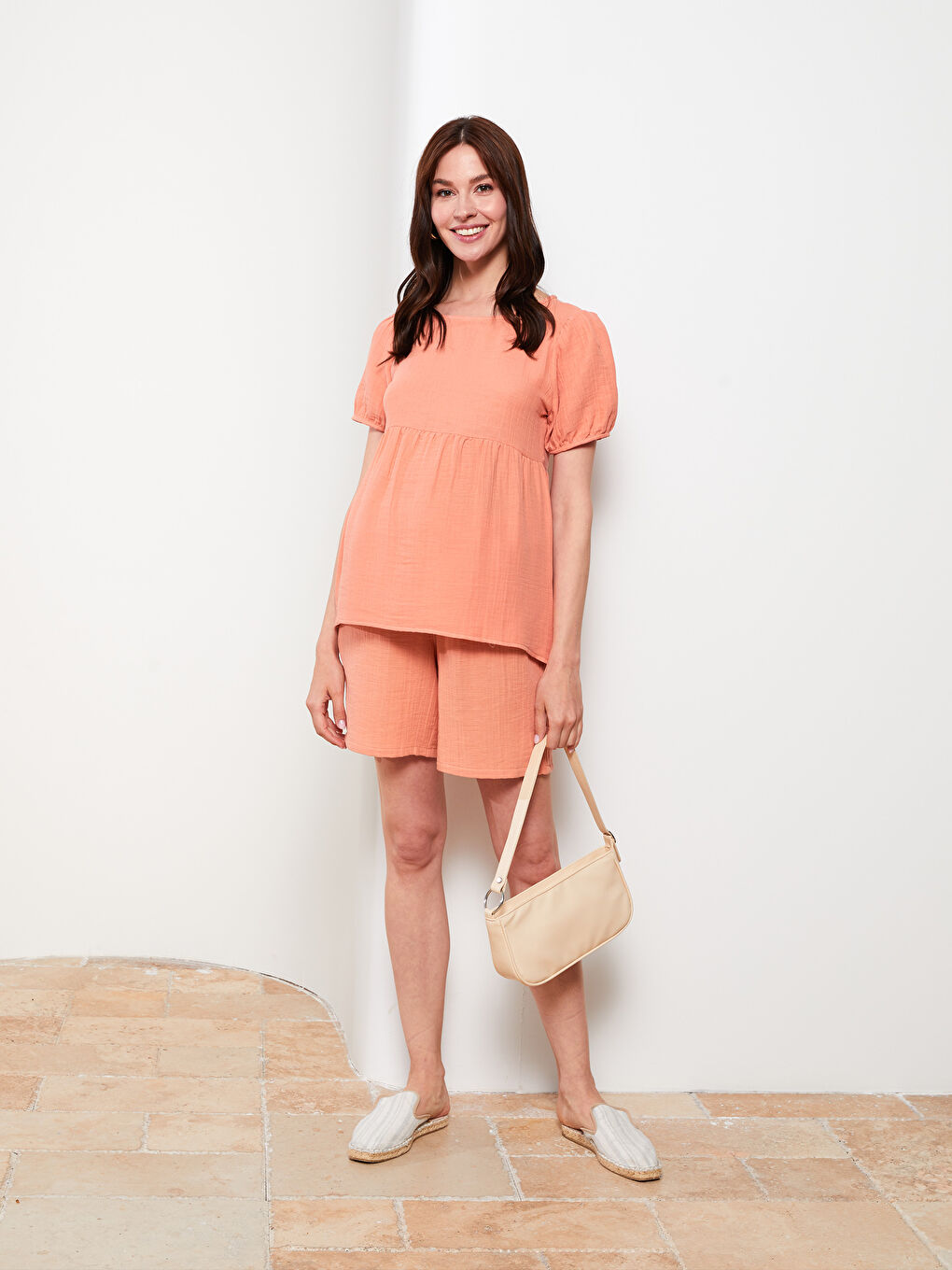 Blouse de maternité en tissu mousseline à manches courtes et col rond droit