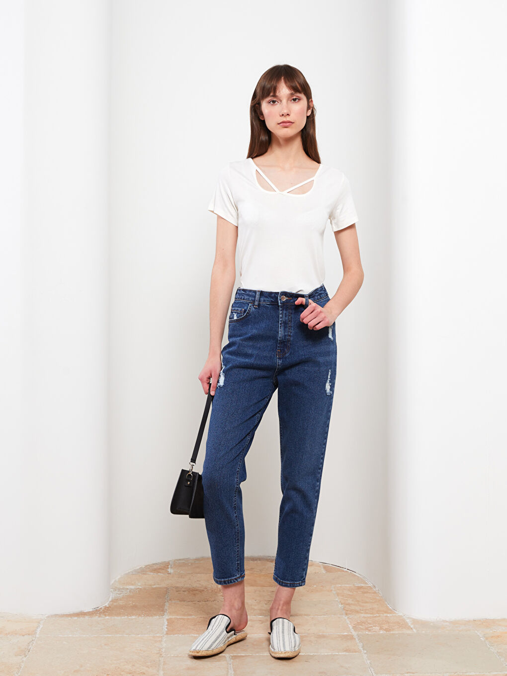 Ekru V Yaka Düz Kısa Kollu Krep Kadın Tişört