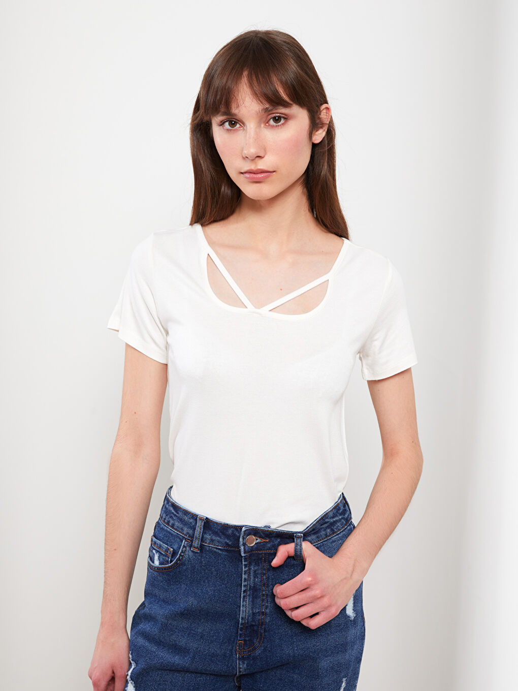 Ekru V Yaka Düz Kısa Kollu Krep Kadın Tişört-1