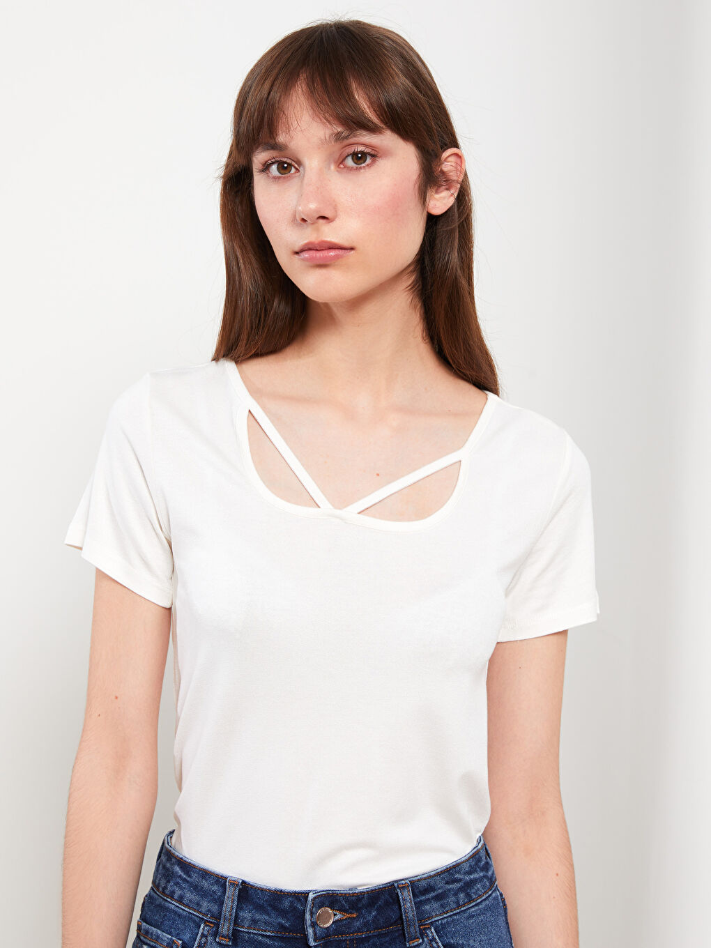 Ekru V Yaka Düz Kısa Kollu Krep Kadın Tişört-2