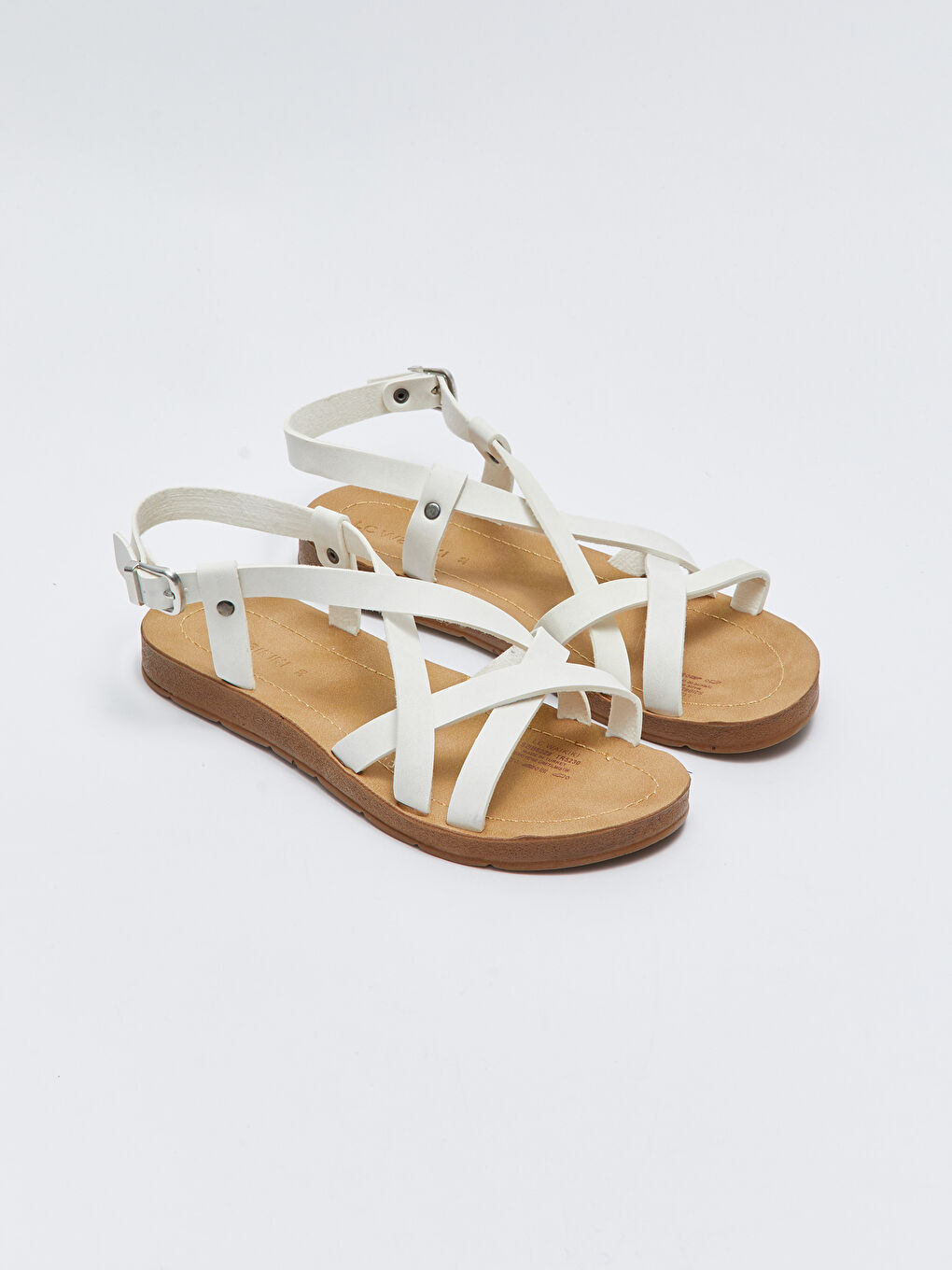 Beyaz Çapraz Bantlı Toka Detaylı Kadın Sandalet