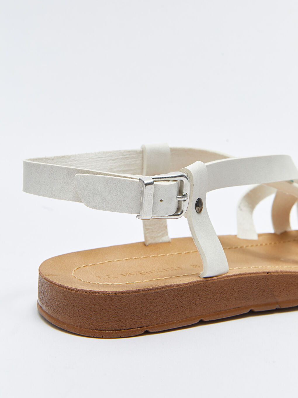 Beyaz Çapraz Bantlı Toka Detaylı Kadın Sandalet-4