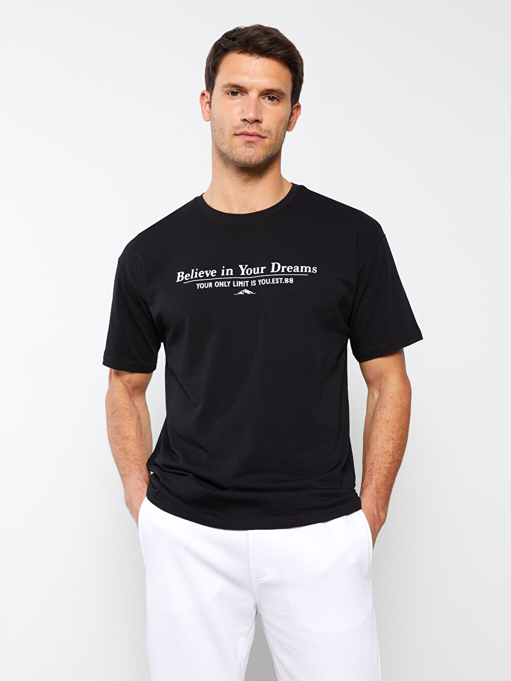 تيشيرت رجالي واسع الحجم برقبة دائرية وأكمام قصيرة مصنوع من قماش جيرسي ومطبوع-5