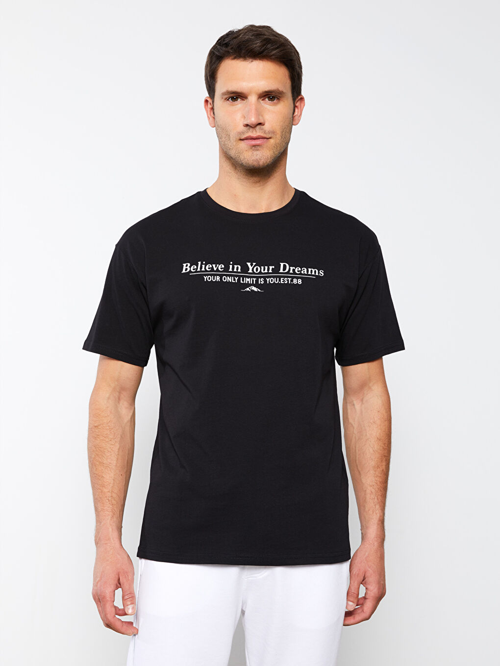 تيشيرت رجالي واسع الحجم برقبة دائرية وأكمام قصيرة مصنوع من قماش جيرسي ومطبوع-6