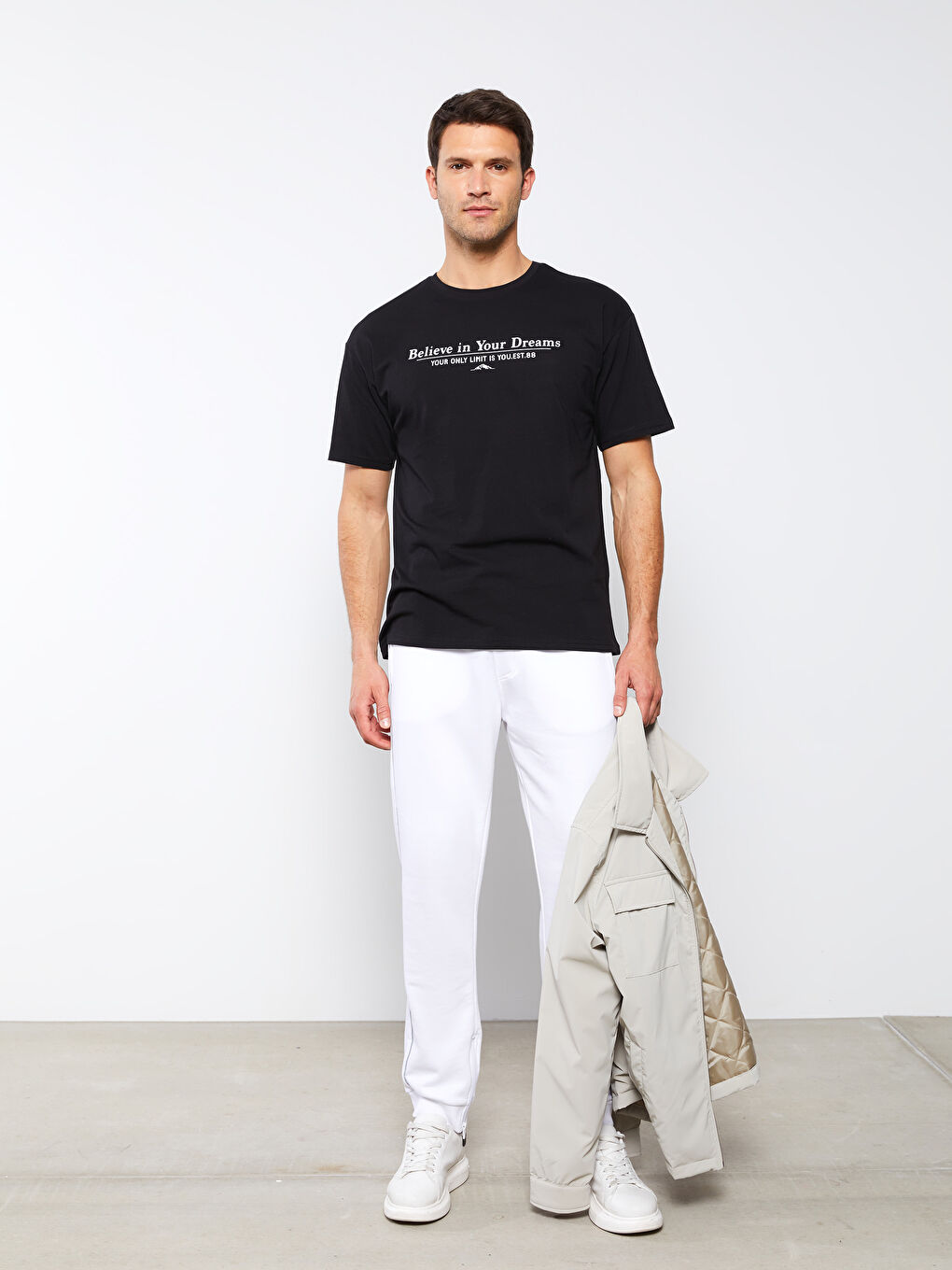 تيشيرت رجالي واسع الحجم برقبة دائرية وأكمام قصيرة مصنوع من قماش جيرسي ومطبوع-7