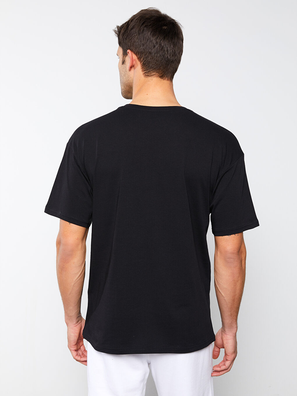 تيشيرت رجالي واسع الحجم برقبة دائرية وأكمام قصيرة مصنوع من قماش جيرسي ومطبوع-9