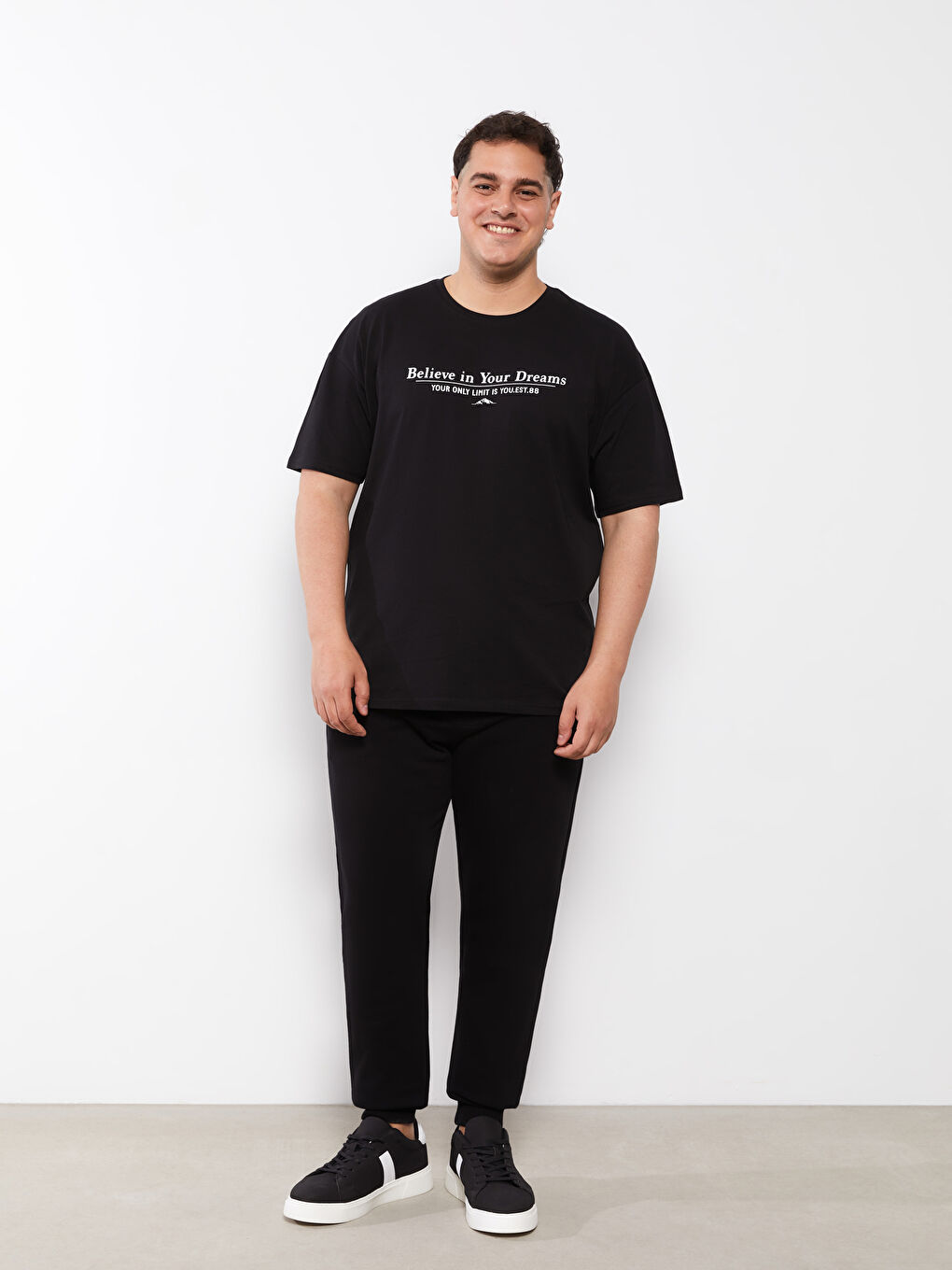 تيشيرت رجالي واسع الحجم برقبة دائرية وأكمام قصيرة مصنوع من قماش جيرسي ومطبوع