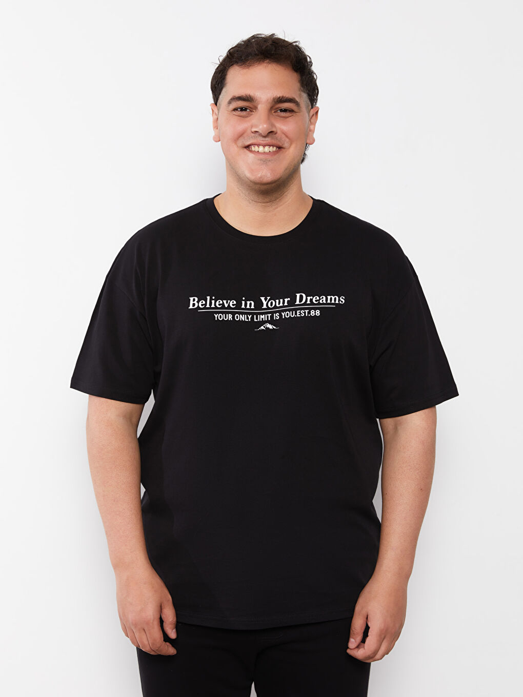 تيشيرت رجالي واسع الحجم برقبة دائرية وأكمام قصيرة مصنوع من قماش جيرسي ومطبوع-1