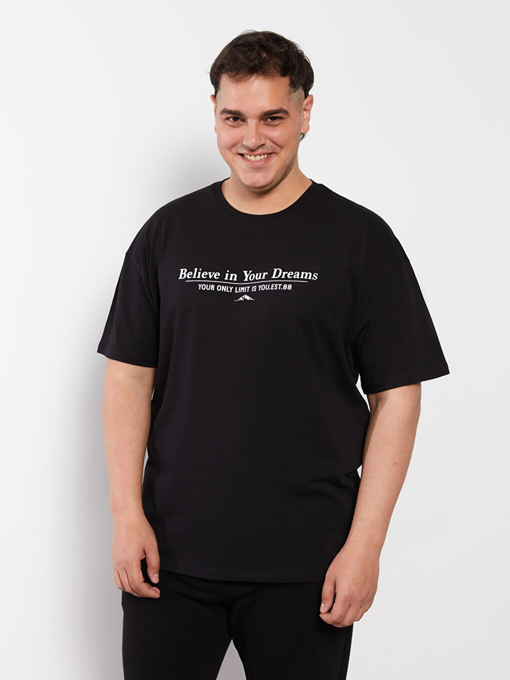 تيشيرت رجالي واسع الحجم برقبة دائرية وأكمام قصيرة مصنوع من قماش جيرسي ومطبوع-2