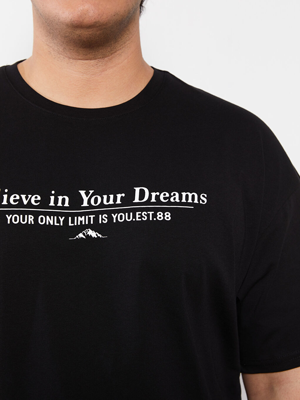 تيشيرت رجالي واسع الحجم برقبة دائرية وأكمام قصيرة مصنوع من قماش جيرسي ومطبوع-3